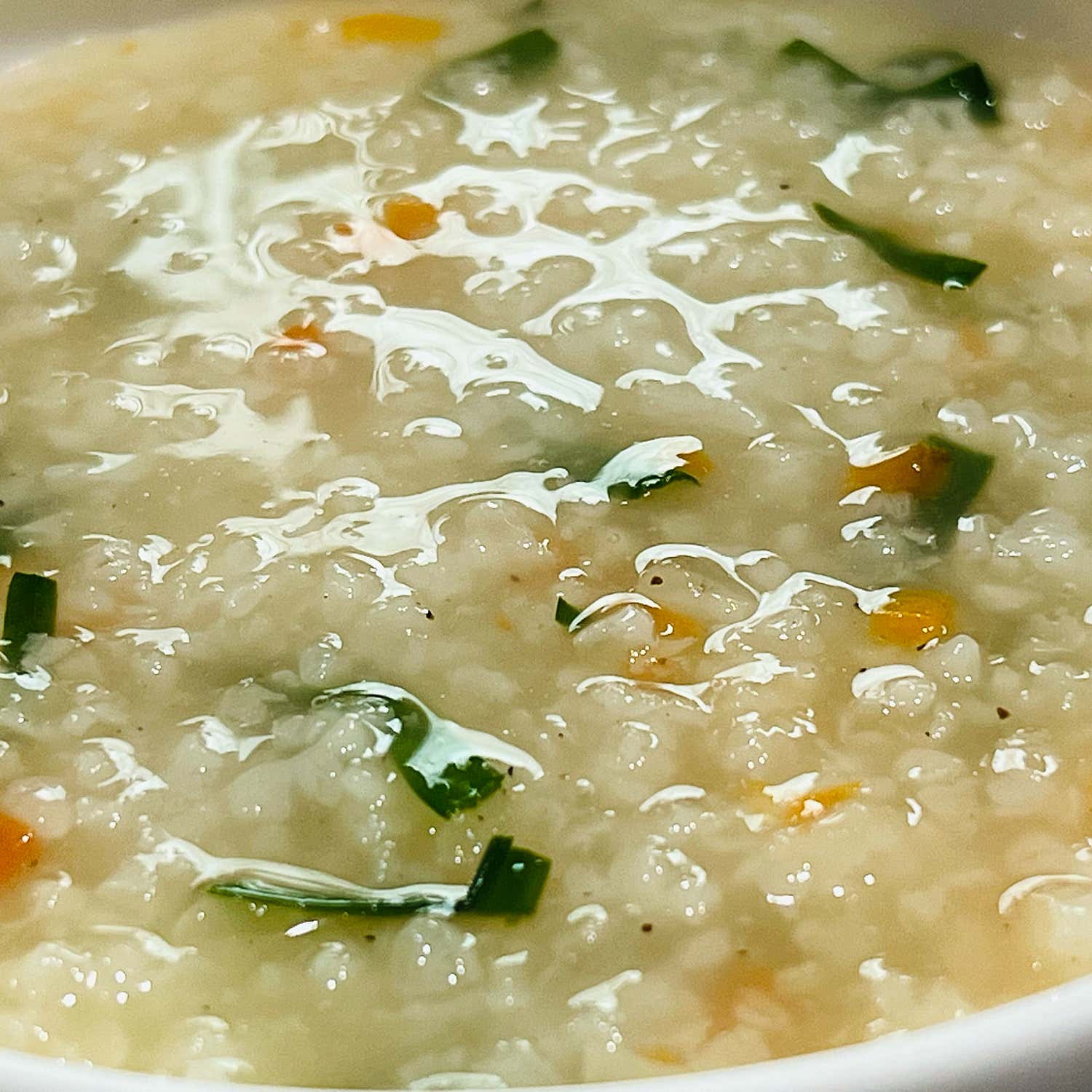 다양한 밑반찬이 차려진 테이블