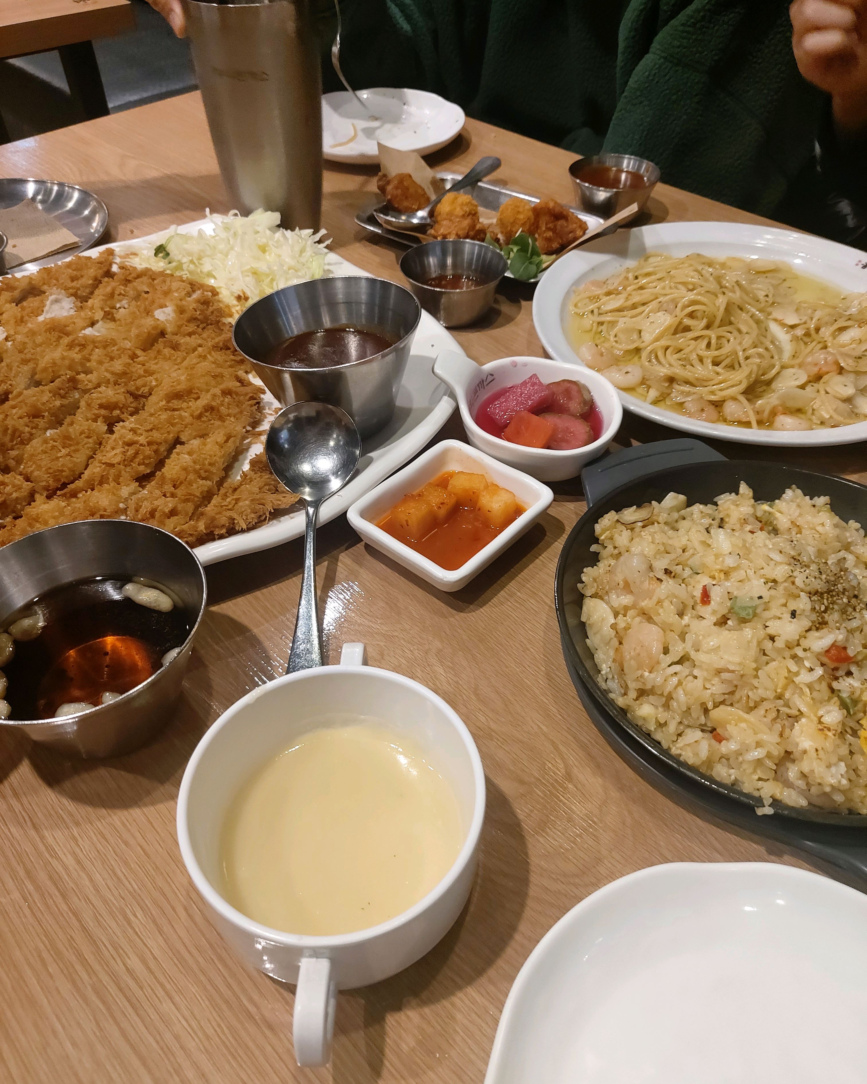 매장이 넓고 청결해요 - 인천 송도 맛집 홍익돈까스 송도점