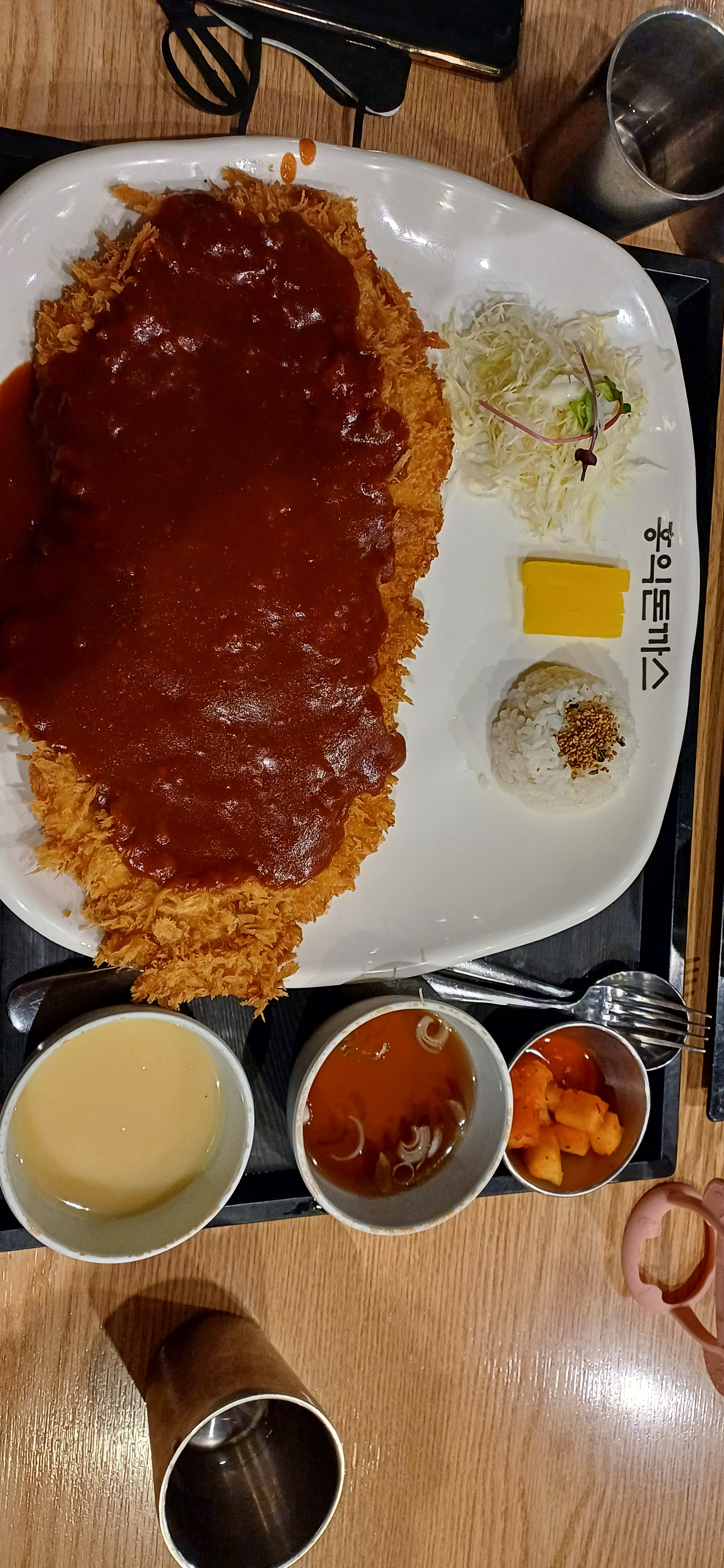 양넉넉해서 성인남성도 배불리 먹을수 있고 맛있어요 - 비산동 맛집 홍익돈까스 안양점