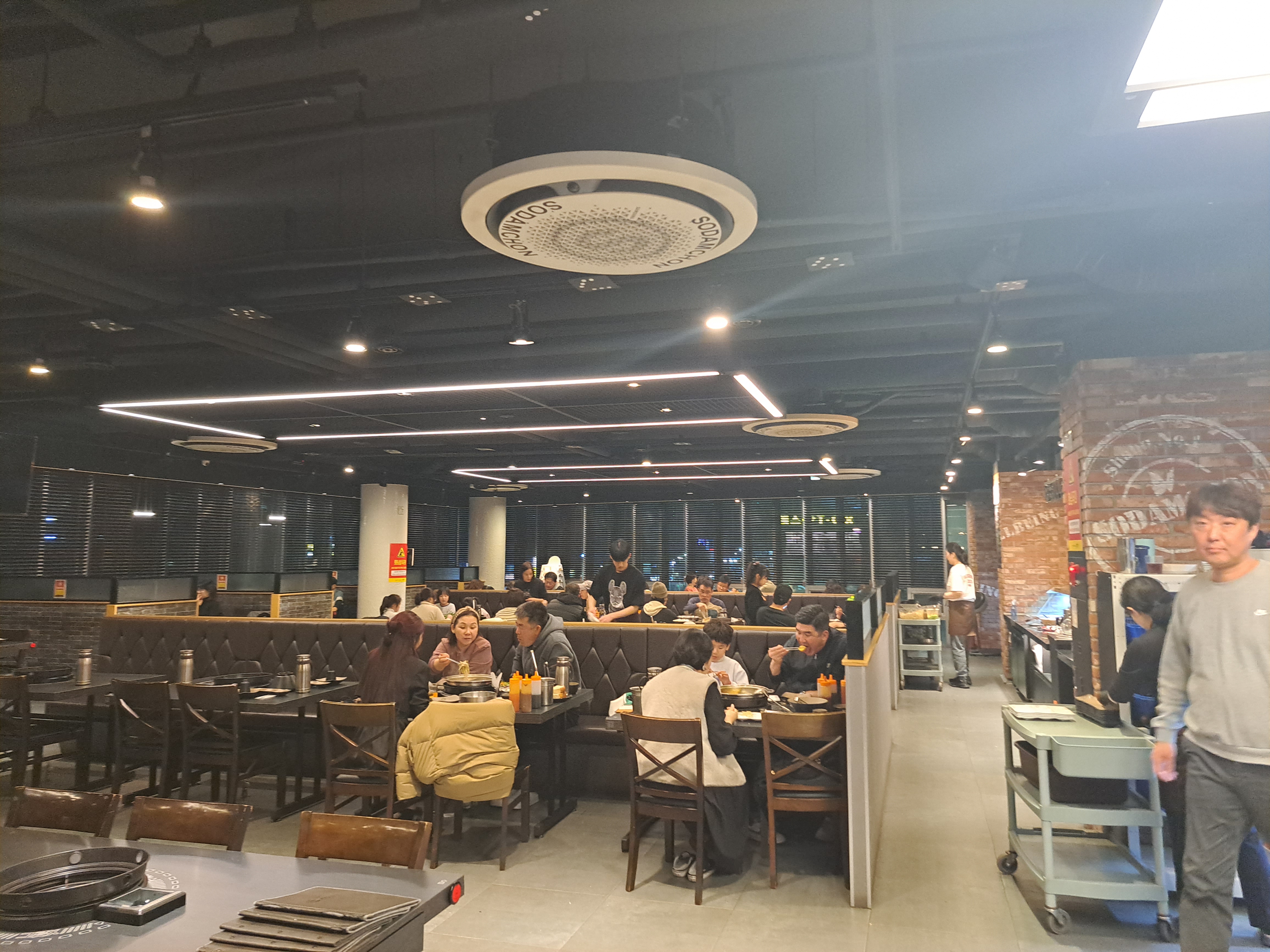 신선한채소 마음껏먹어서 좋아요. 깨끗하고 퀄리티 높은 곳! 셀프 후식카페는 바깥보면서 식후