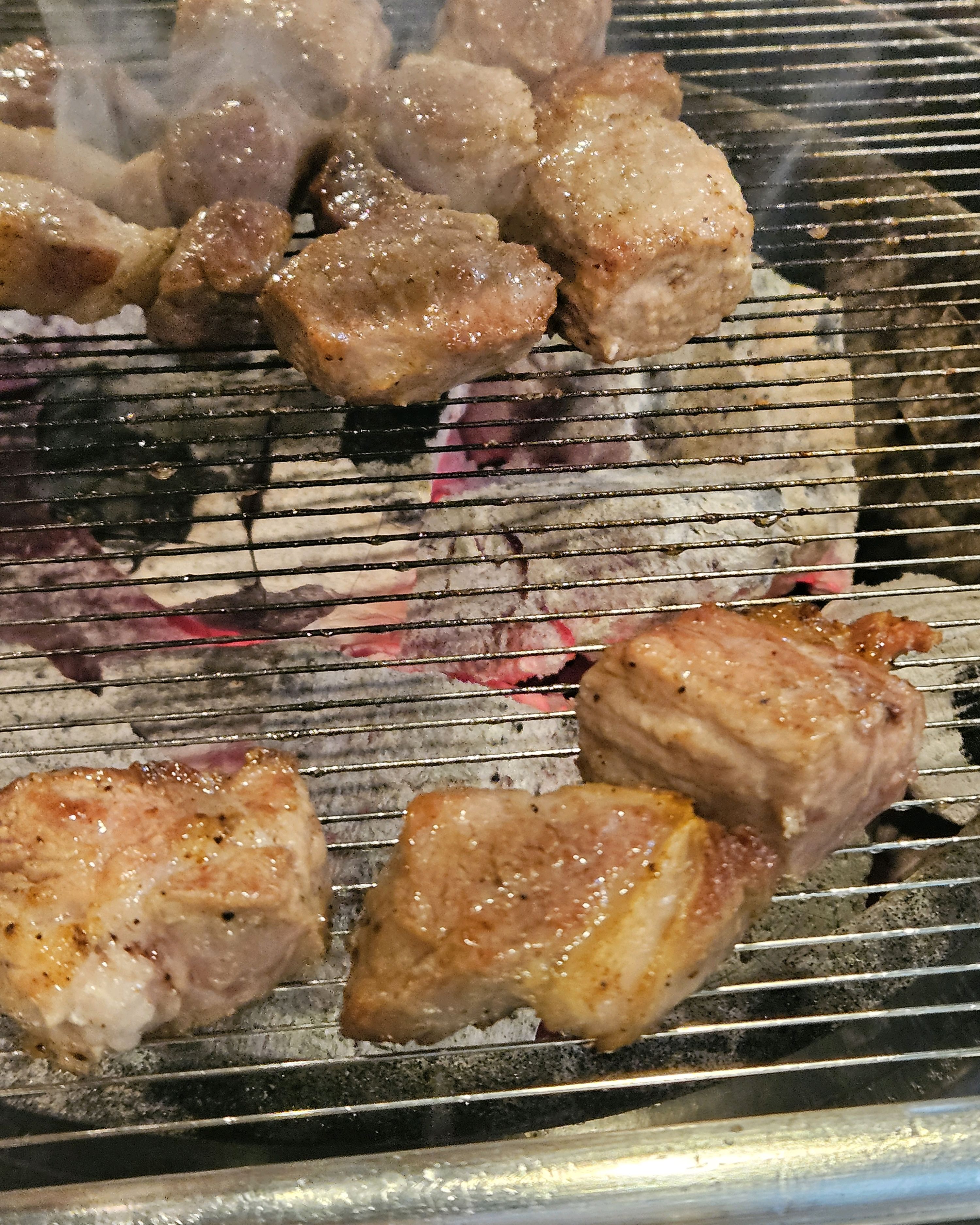 망원동을 돌아다닐 때마다 늘 줄이 서있던 가게여서 큰 맘 먹고 갔는데 고기가 너무 맛있습니