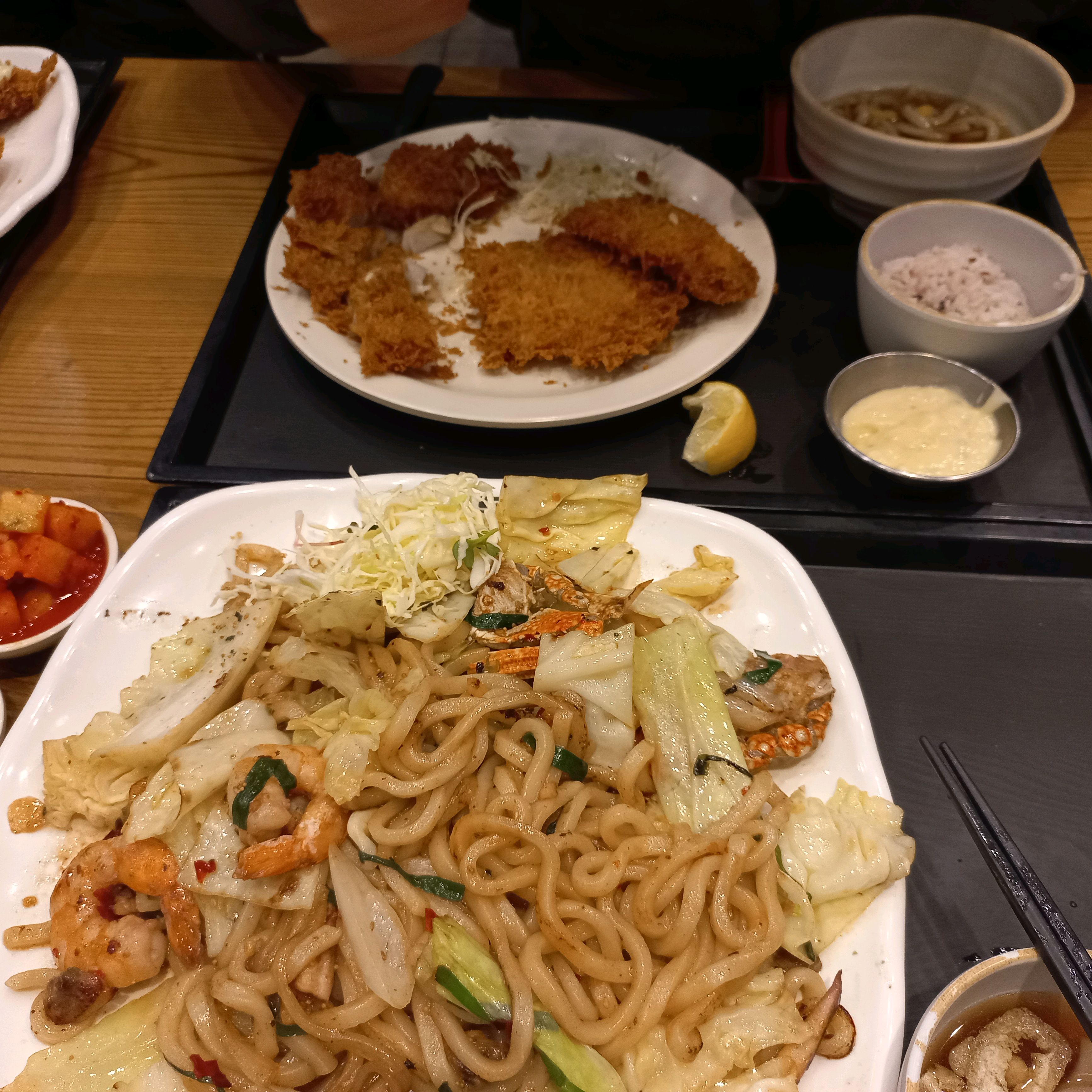 오랜만에 온 홍익돈까스 해물볶음우동과 생선까스 너무 맛있고 직원분들이 친절했어요. 주말
