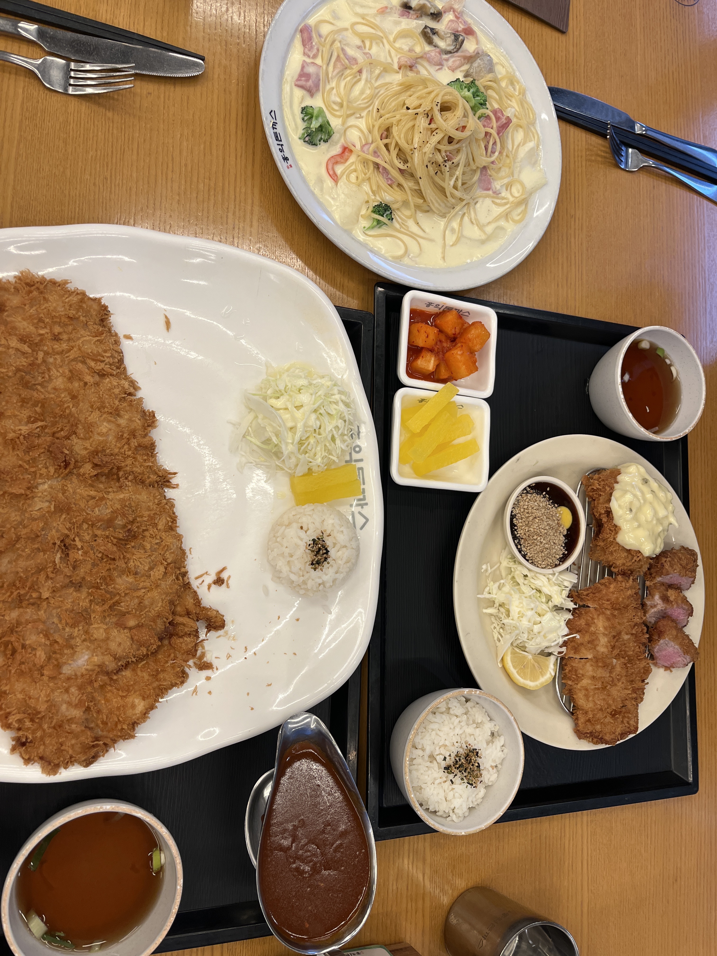 양도 많고 맛도 맛있어요 ! 그리고 매장이 넓은데 깨끗해서 좋아요 ! 직원들도 친절해요 ~