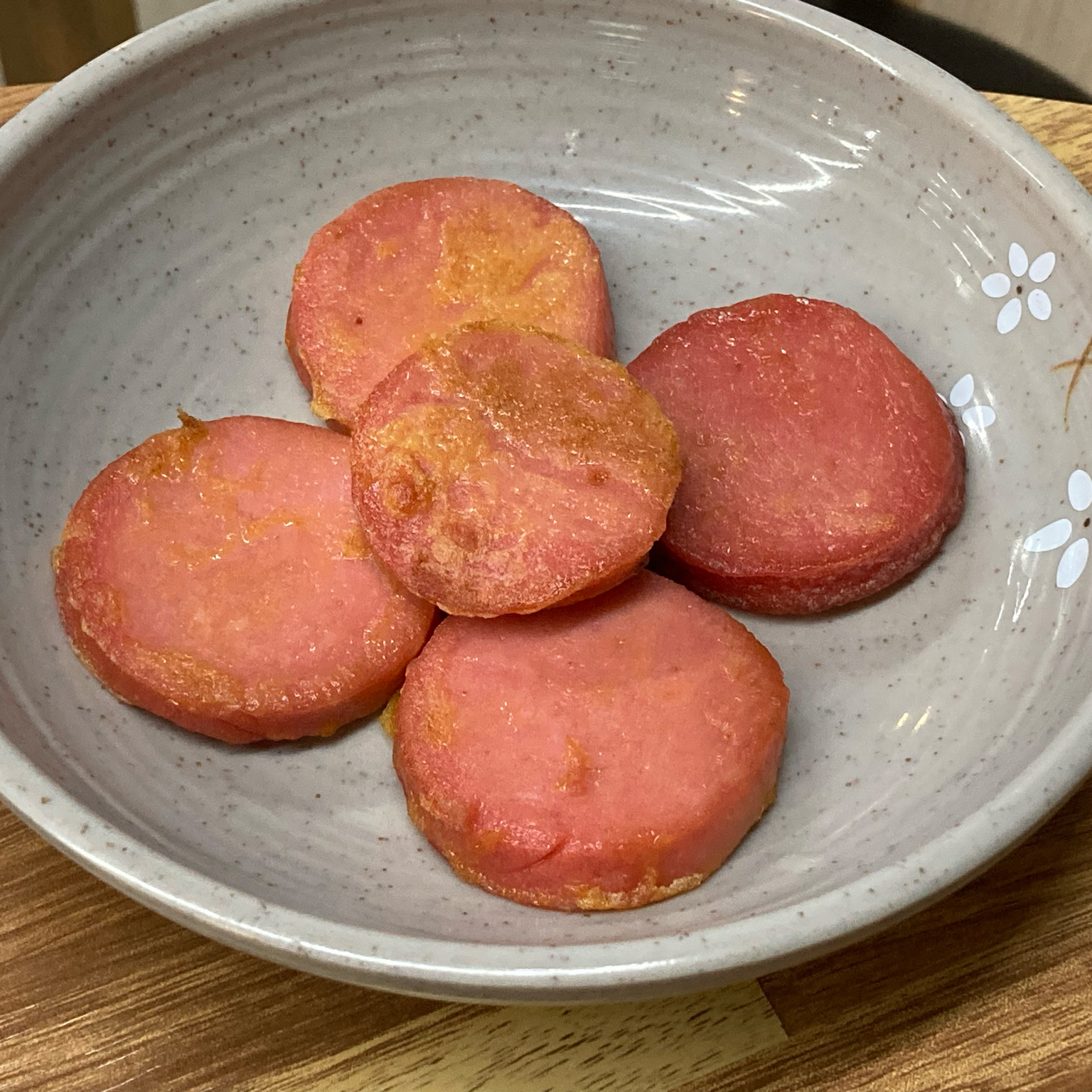 추억의 옛날 소세지가 반찬으로 나오는~ 맛있는 삼겹살 집입니다 ㅎㅎ 고기에서 냄새도 안나고