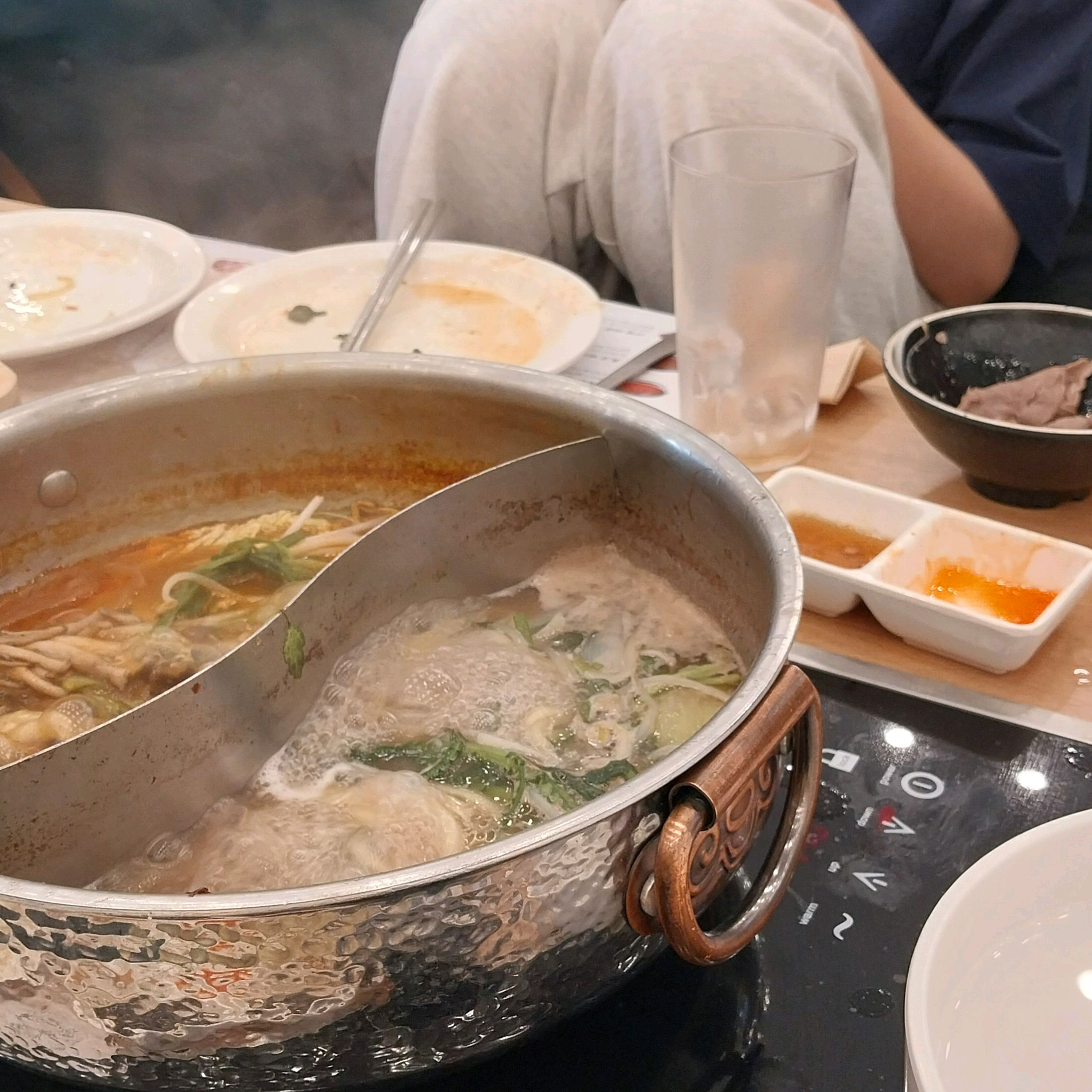 오픈한지 3개월이 되어가는데 아직도 사람이 정말 많아요. 빈 자리없이 꽉 차있고 웨이팅줄도