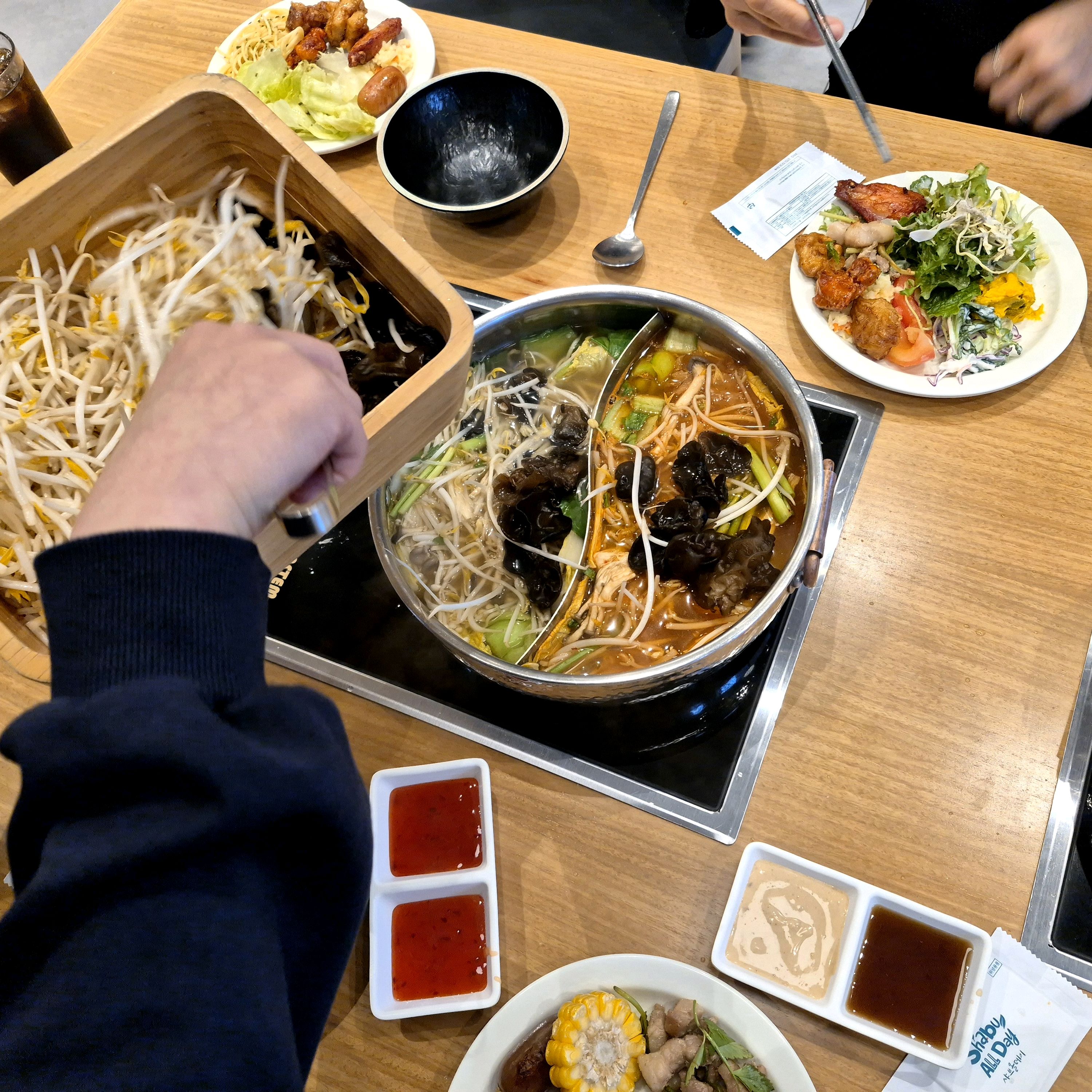 여기서 두번째 가족모임 하는데 여전히 음식이 맛있고 직원분들도 친절하세요 - 창원 가음동 맛집 샤브올데이 창원성산점
