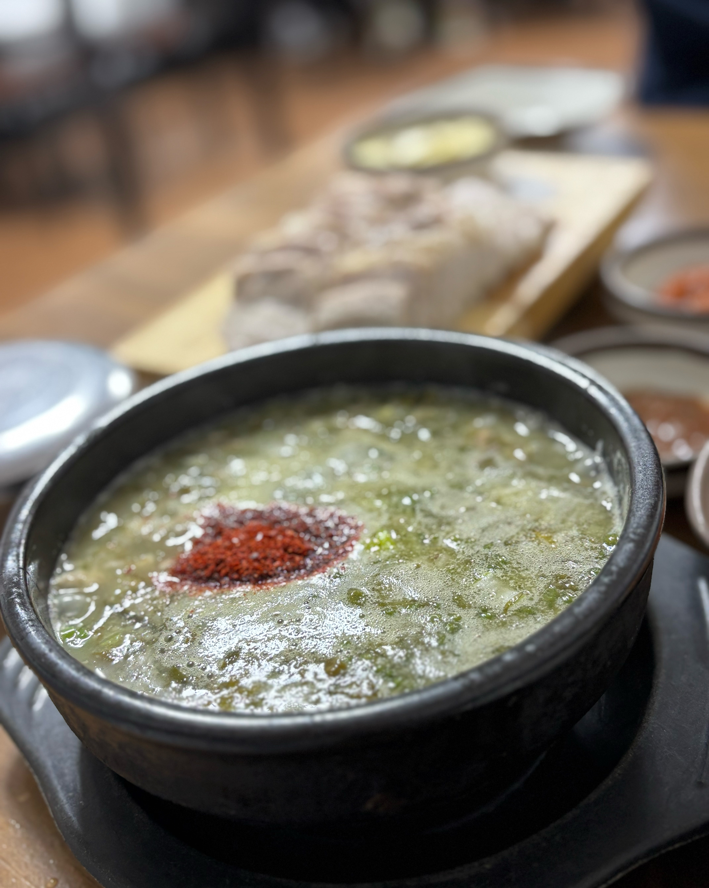 몸국 경험해보러 갔음. 근데 여기 고기국수 맛집이었음. 고기국수에 고기 많음!!! 돔베고기
