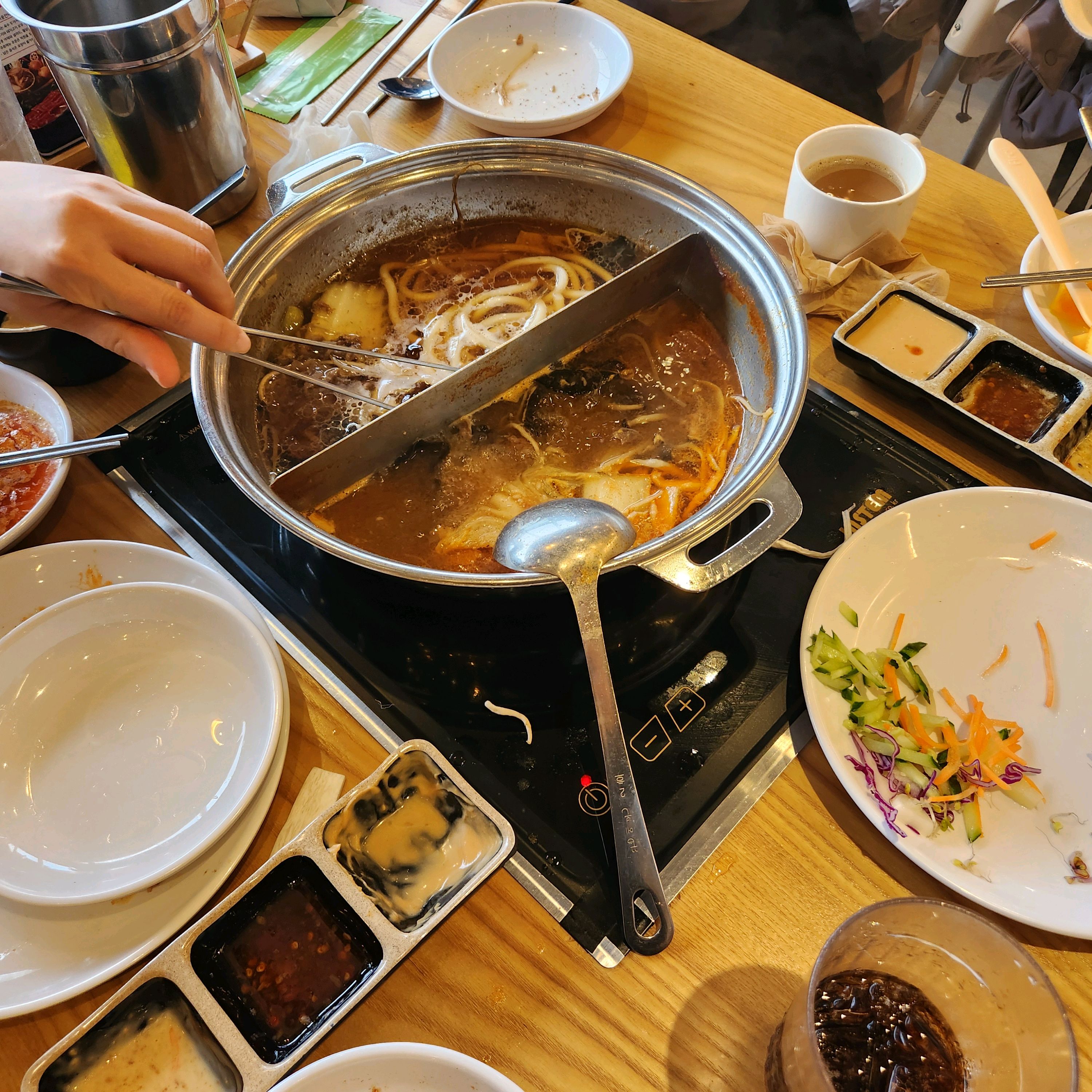 앗 너무 열심히먹다보니 거의다먹고 우동사리 넣어서 먹는사진밖에 다른 무한샤브집에비해 고기