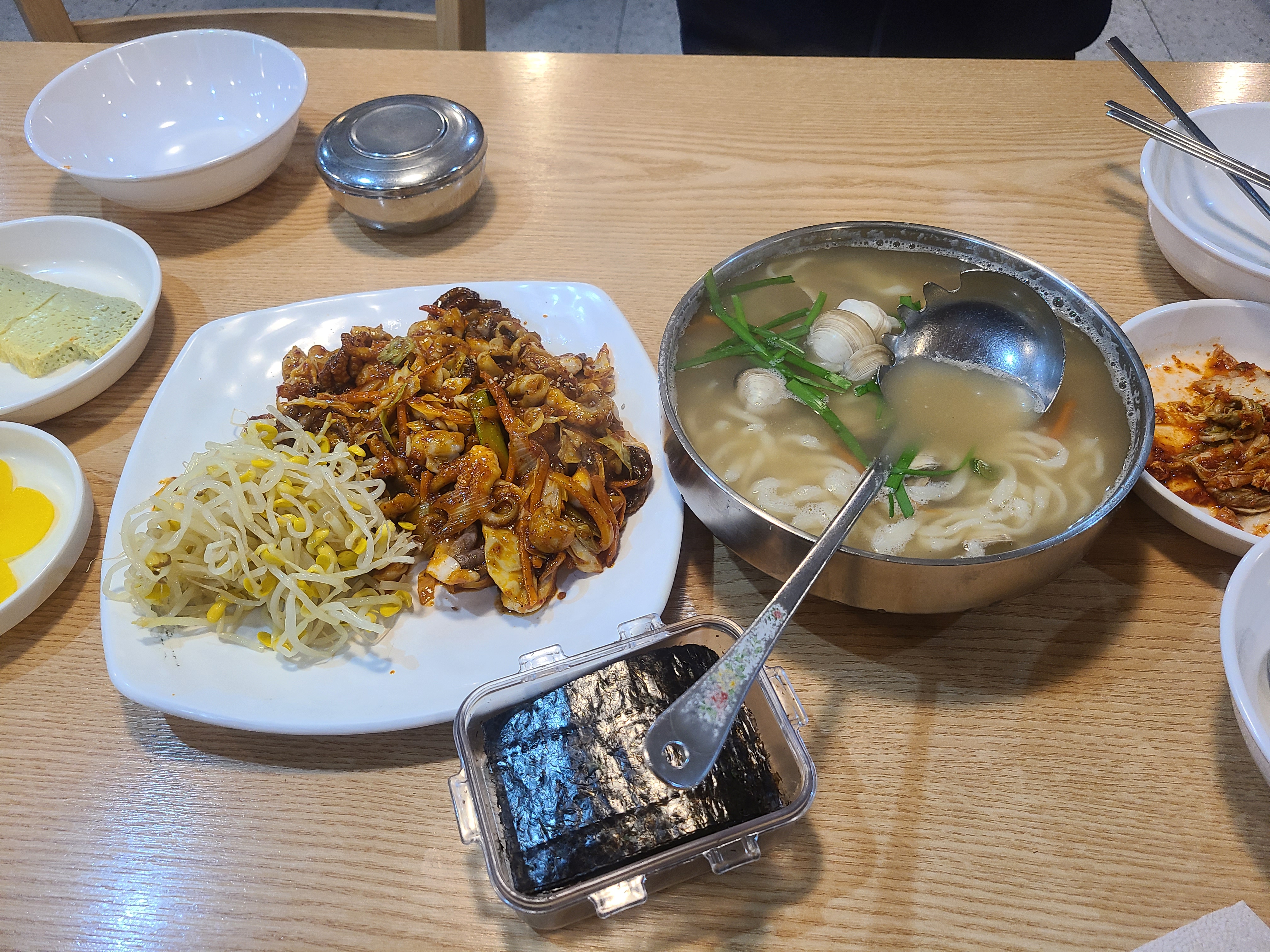 김치가 킥이네요 엄청매워서 놀람 - 대전 맛집 온천칼국수