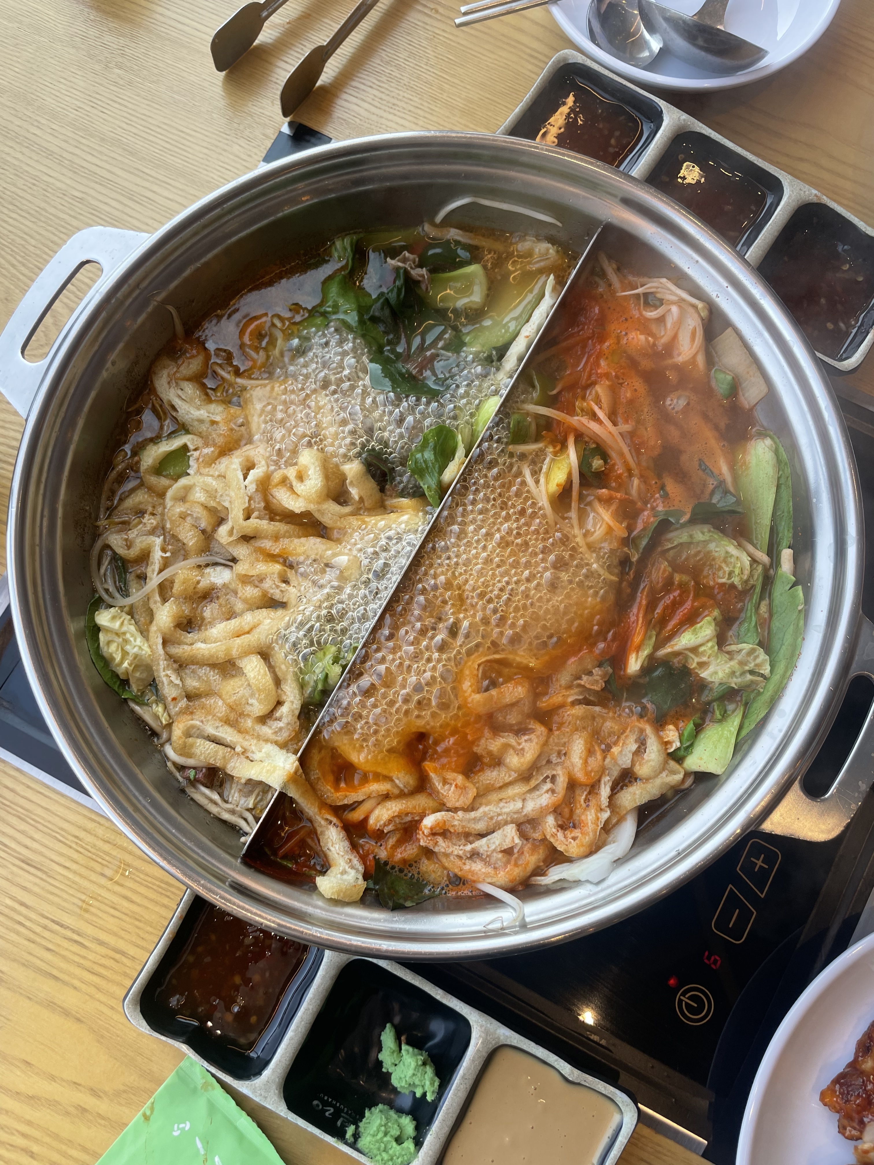 베트남 여행중 월남쌈을 먹었는데..전 한국 스타일인지..여행 도중에도 샤브20 생각뿐 이였