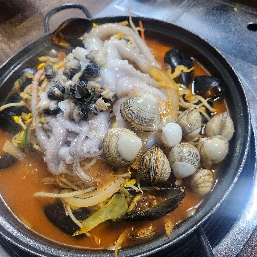 짬뽕은 젊은 친구들이 좋아할 만한 맵고짠기가 가득한 맛입니다. 추가한 사리는 참 맛있습니다