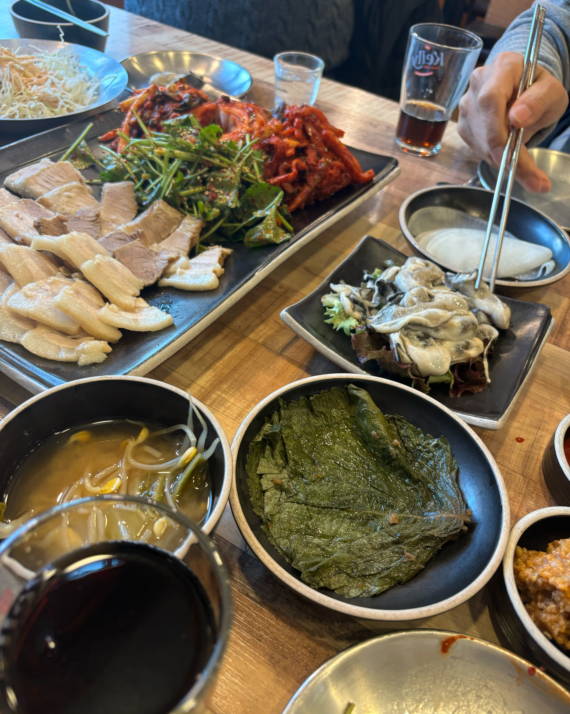 일단 굴을 팔아사 굴먹고 싶어서 왔구요 ! 보쌈도 맛있구 특히 쌈장이 수제인것 같아서 너무