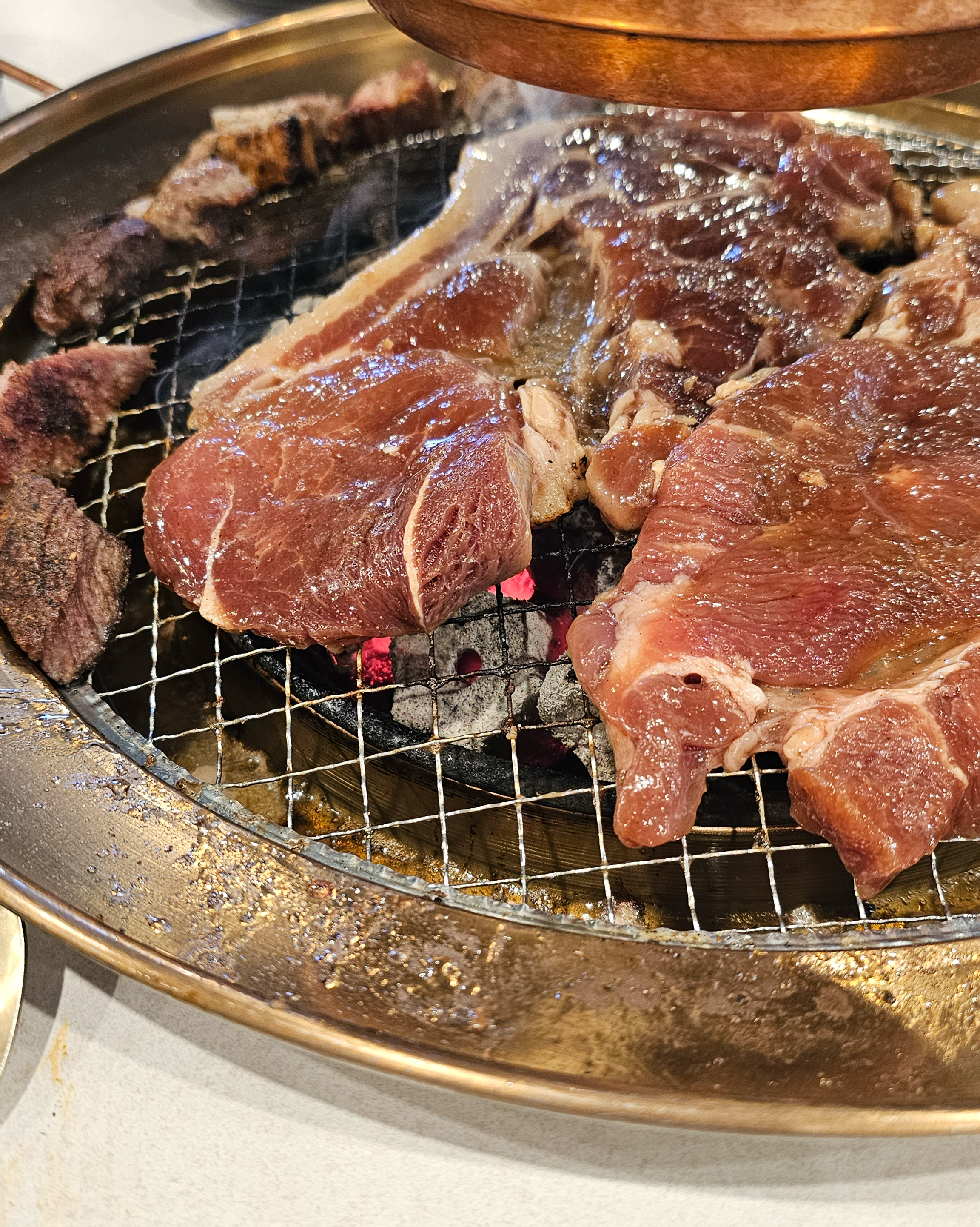 육미제당 처음 와봤는데 맛있어요 특히 마늘갈매기가 제일 맛있었습니다! 다른 고기들도 다 맛