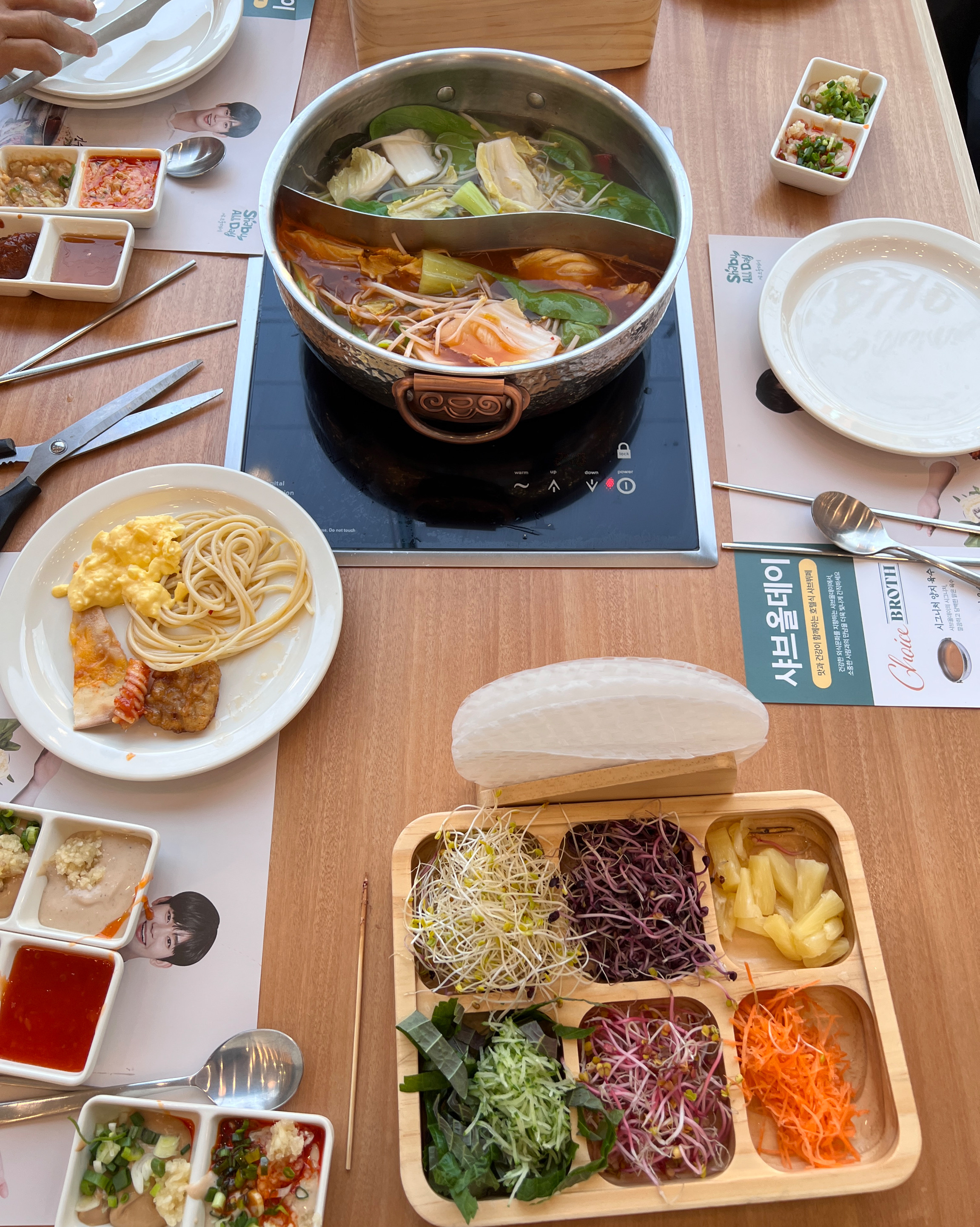 저녁 5시쯤 방문했는데 바로입장했어요. 처음 가봤는데 종류도 많고 좋았습니다 - 부천 내동 맛집 샤브올데이 부천내동점