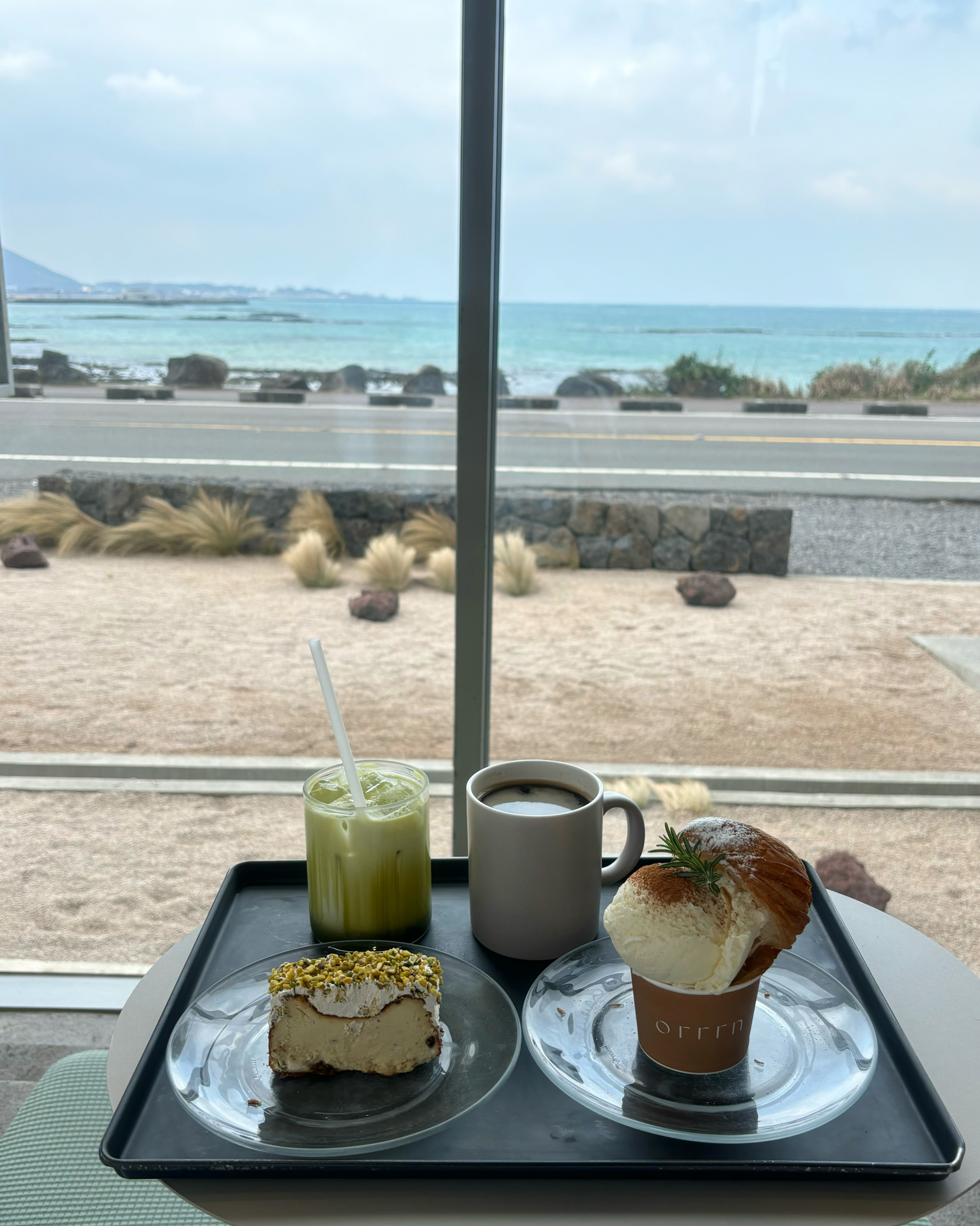 오션뷰가 좋았던 카페에요 섭지코지나 성산일출봉 갔다 오기 좋을듯 ~ 바다도 보이고 뒤에 유