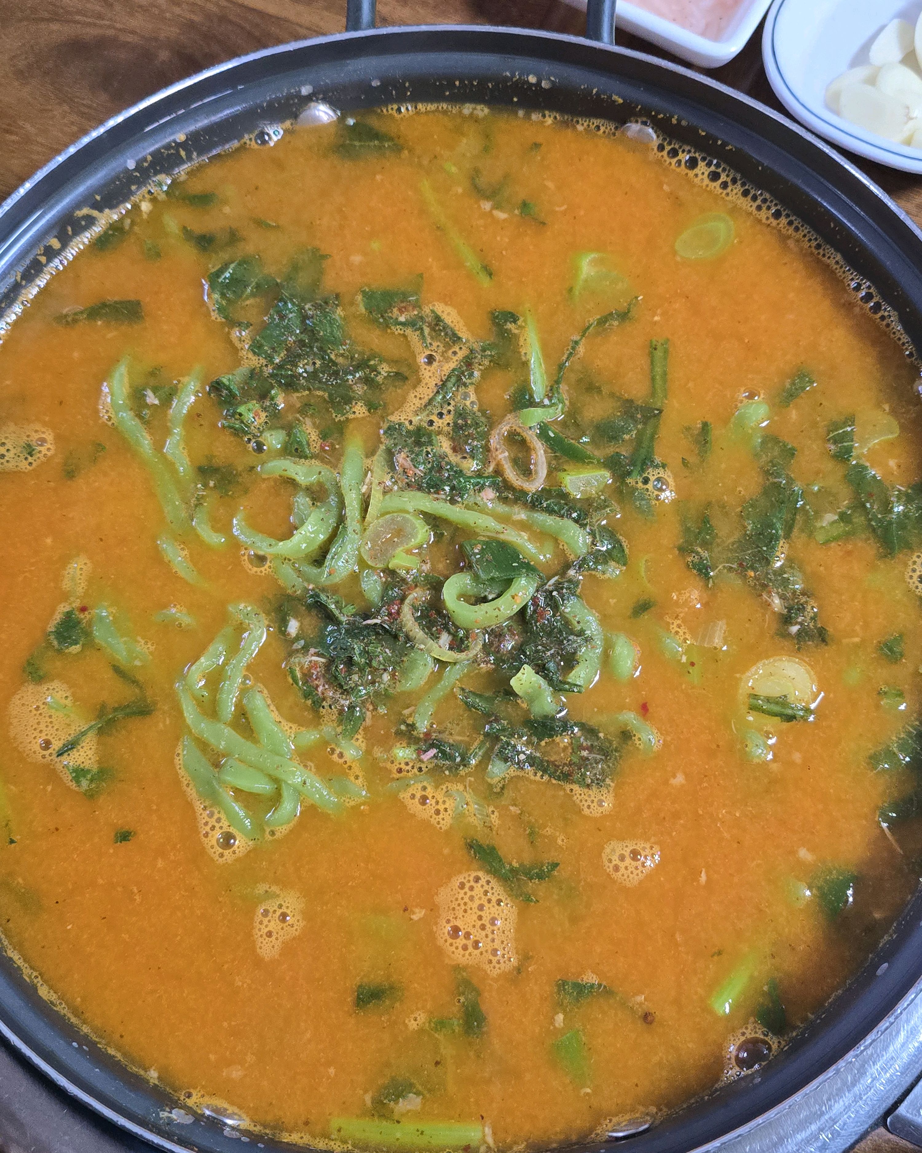 족발만 먹긴 어죽칼국수가 아쉽고 어죽 칼국수만 먹기에는 족발이 아쉬운 그래서 꼭 족발과 어