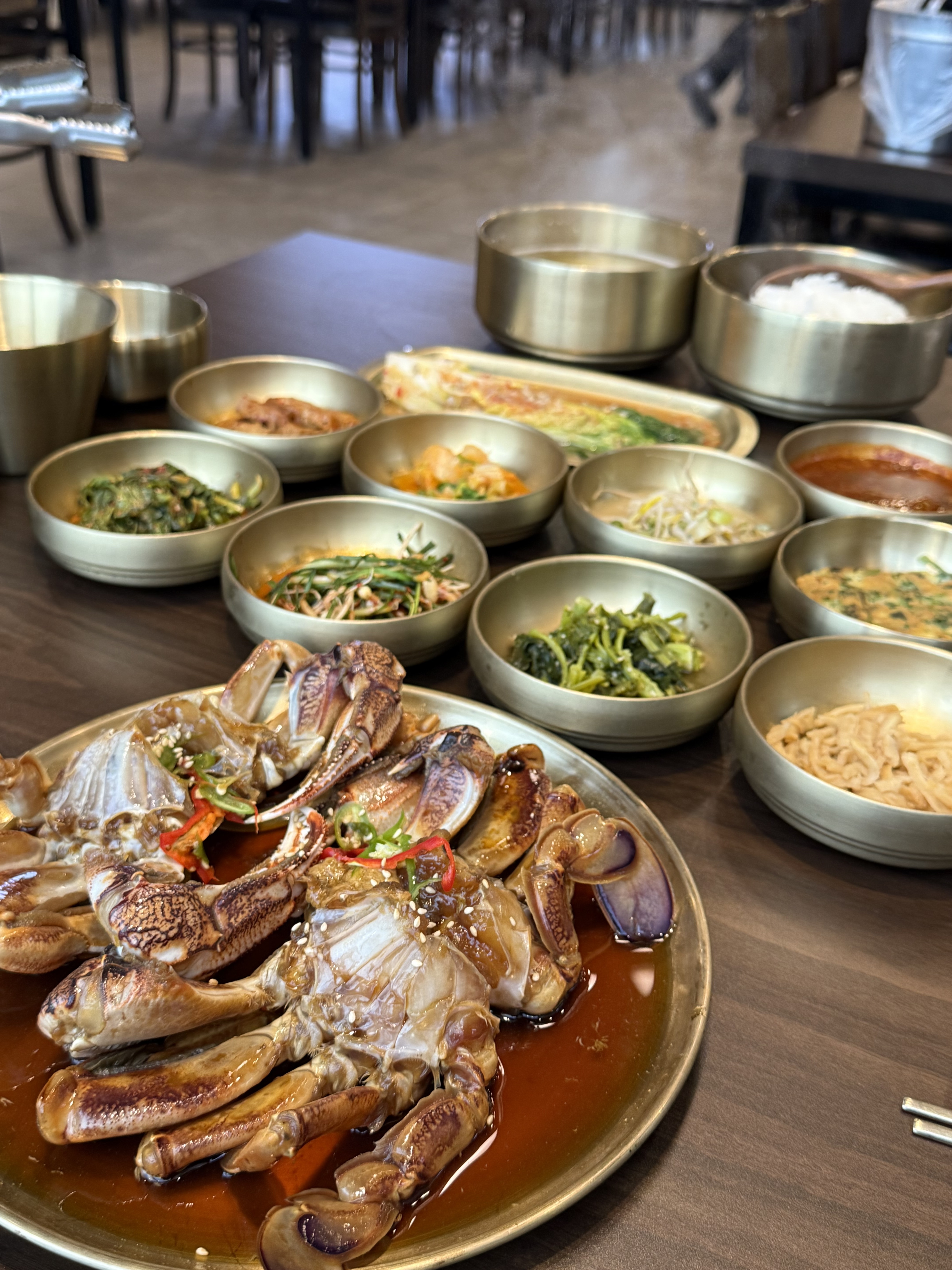 기본반찬이 10가지에 그냥 정식시켰는데 게장도 크고 양이 많아요!!! 잘 먹고 갑니다😖 왕