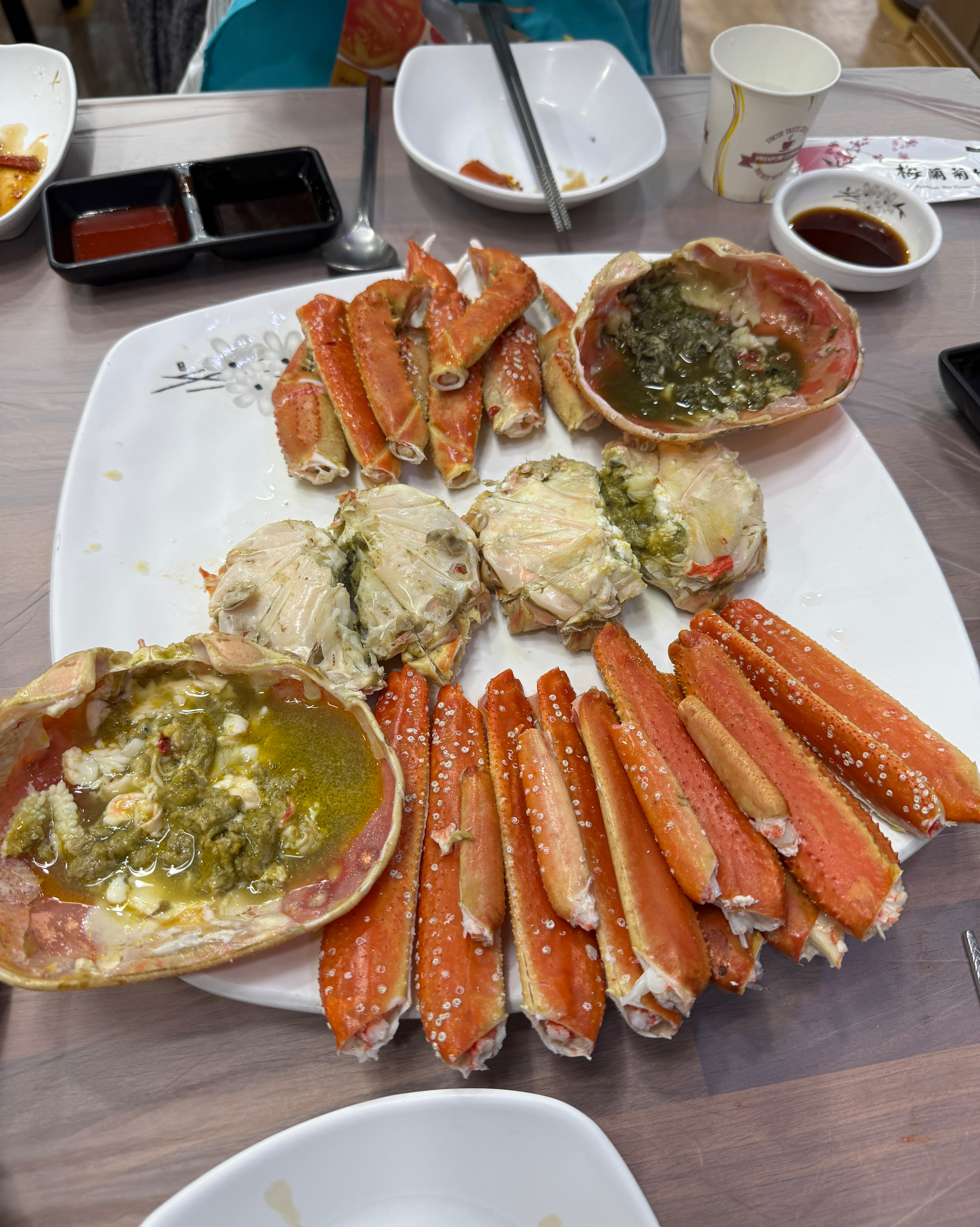 대게 먹으러 갔다가 친절하신 젊은 사장님이 안내해주셔서 설명 듣는데 가격도 괜찮고 바로 앞