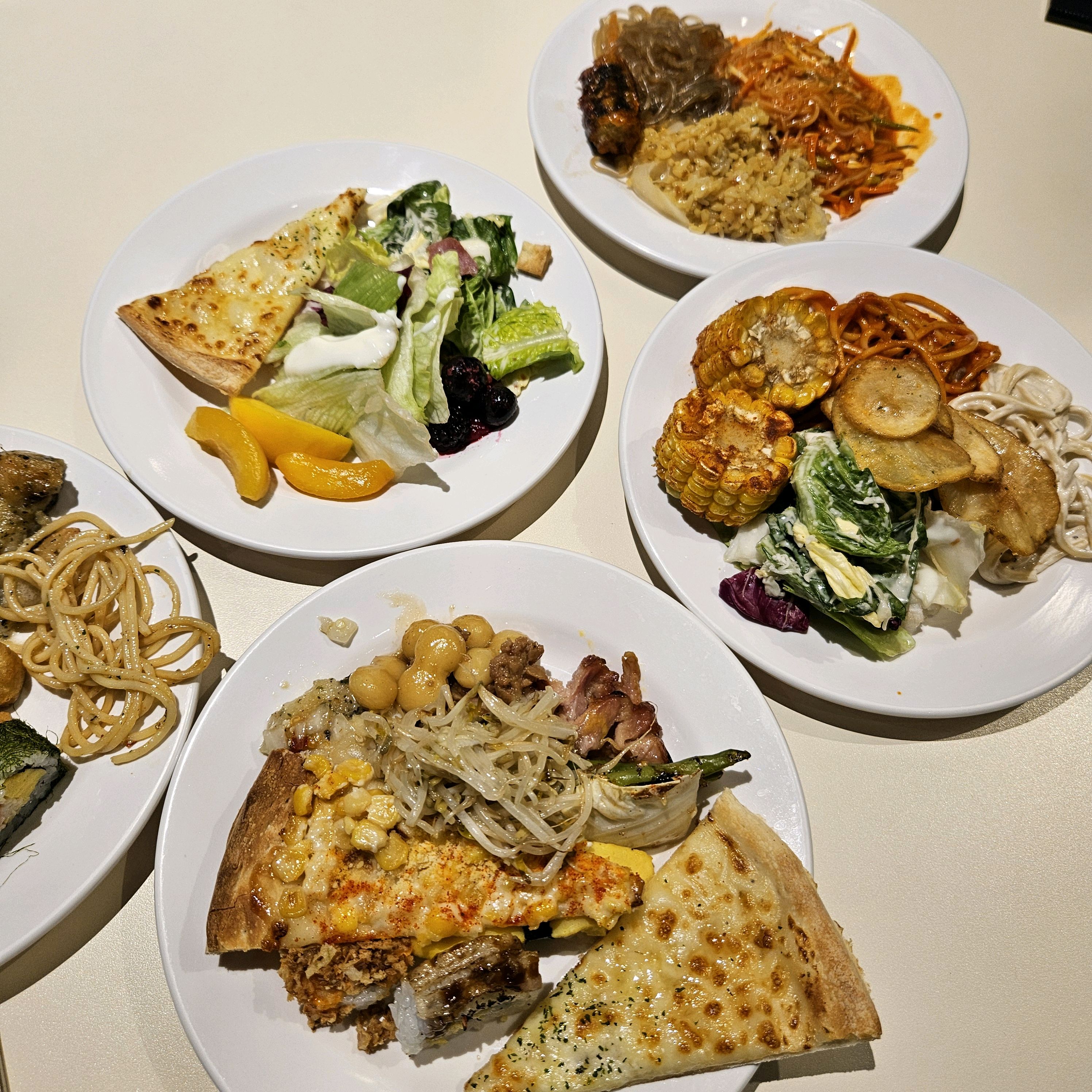 에슐리 오랜만에 방문했는데 음식 종류가 많고 따뜻하게 유지되어있으니 맛있습니다!런치여도 메