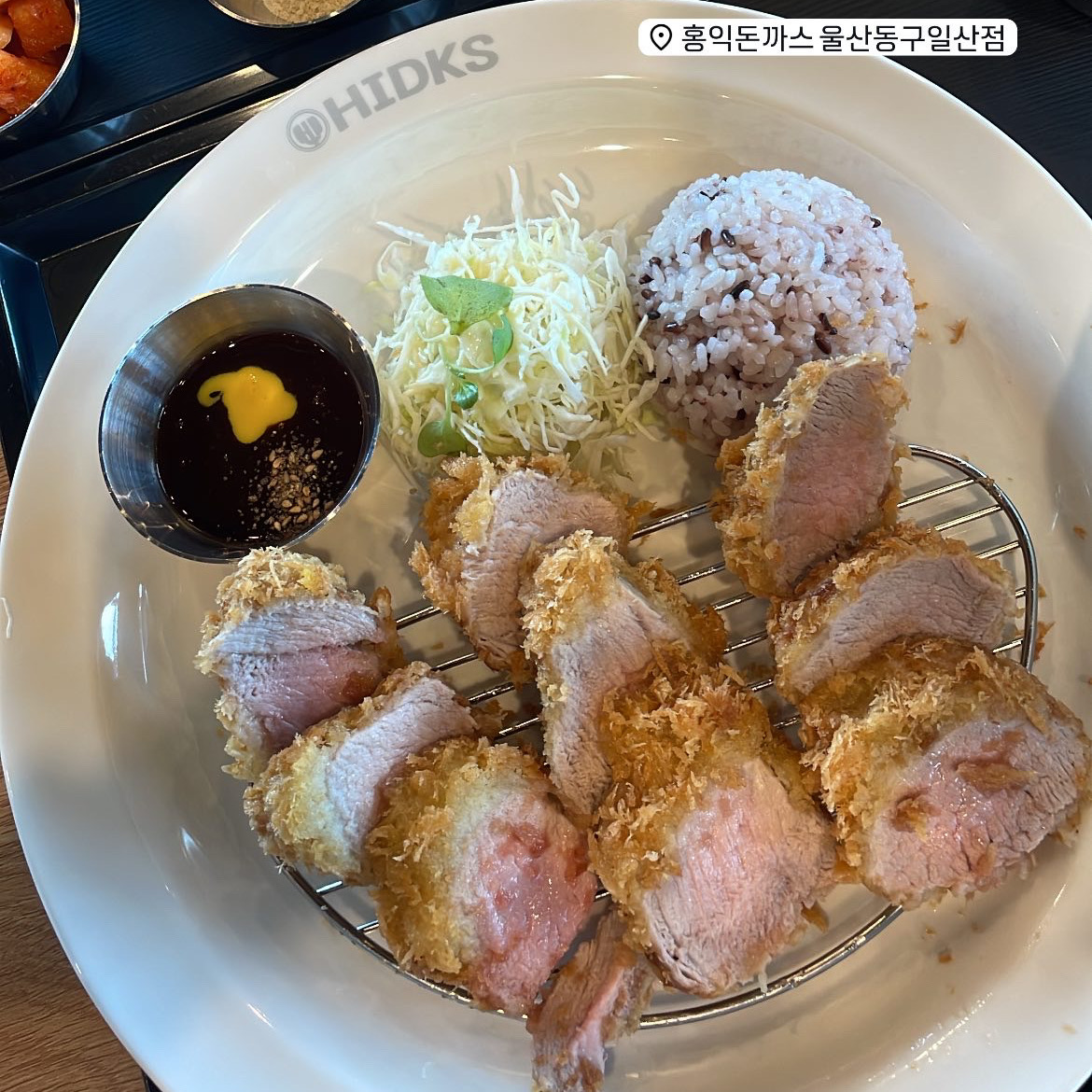 울산에 있는 홍익돈까스 중에서 제일 맛있었어요!!! 사장님도 너무 친절하시고 주차도 편해서