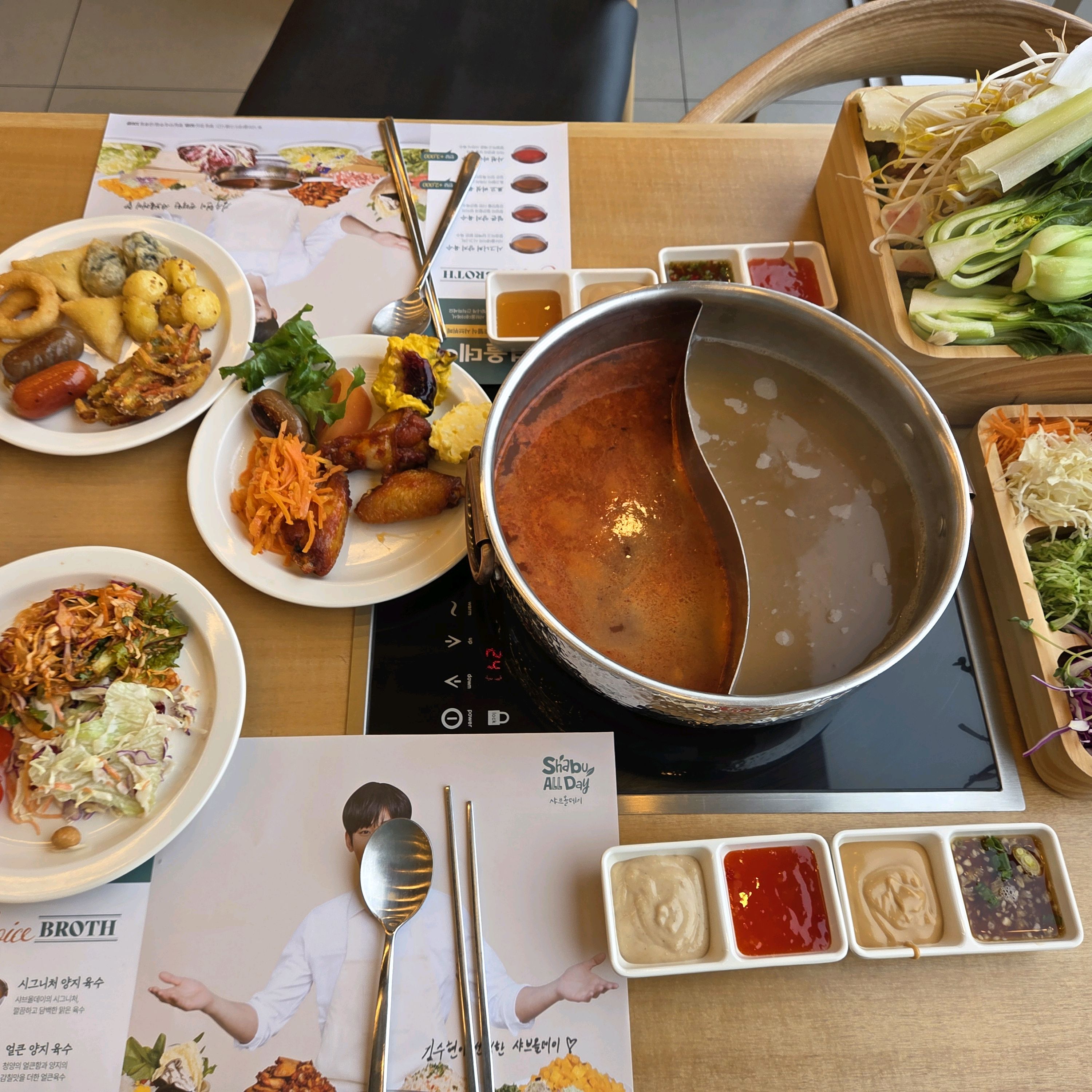 입소문대로 사람이 엄청 많네요. 평일 오픈런해서 대기가 길진 않았지만 12시도 되기 전에