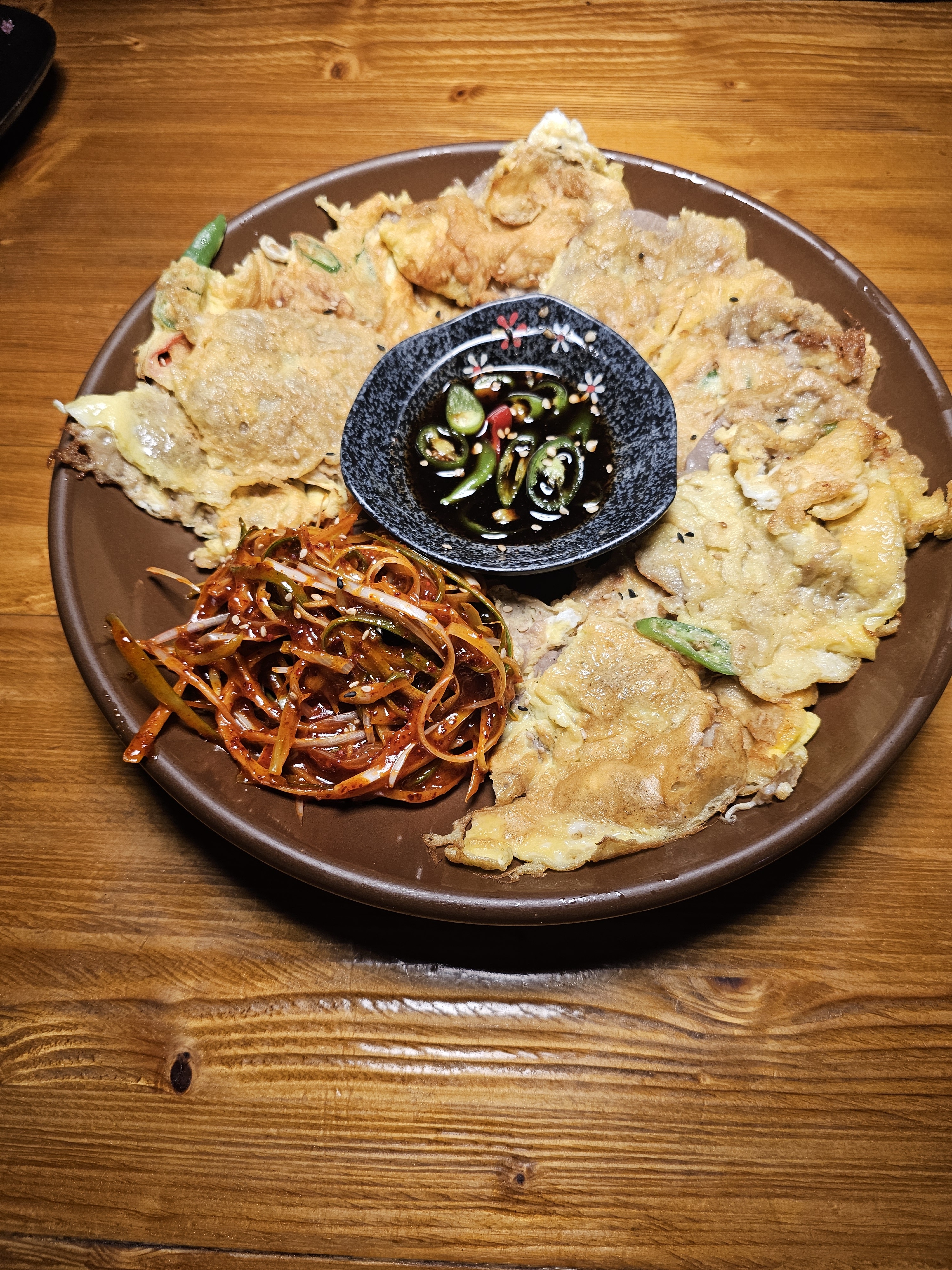 멸치국수 매콥하니 맛있고 비빔국수는 집에서 해주는 국수맛^^ 육전은 파채와 함께 정말 맛있
