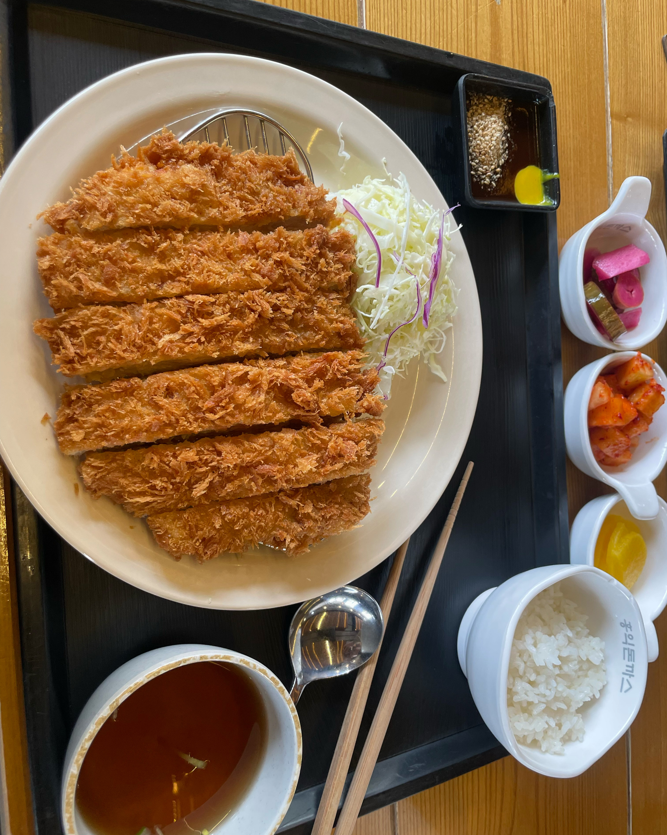 로스까스 매번 품절이라 드디어 이번에 처음 먹어봤는데 너무 맛있었어요! 양도 진짜 엄청 배