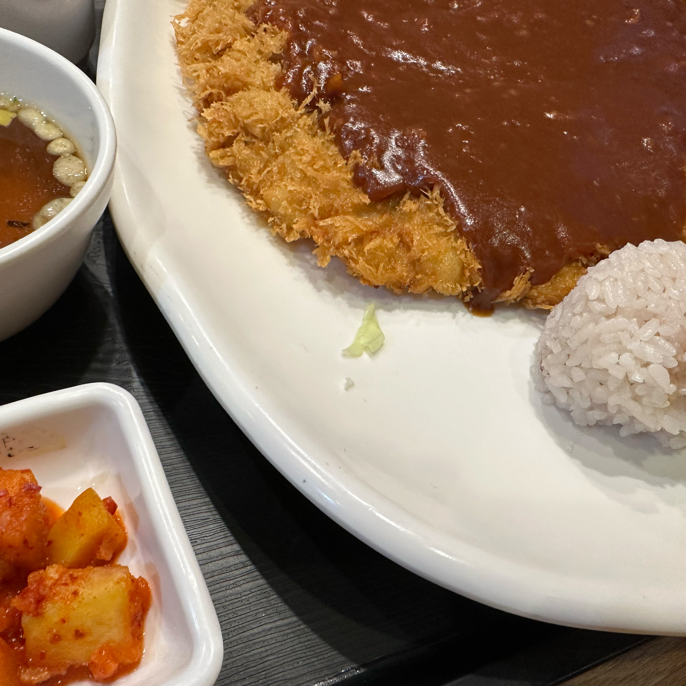 너무 맛있어서 재방문 합니다.특히 돈까스가 너무 바삭해서 좋았고 양도 많아서 만족했습니다.