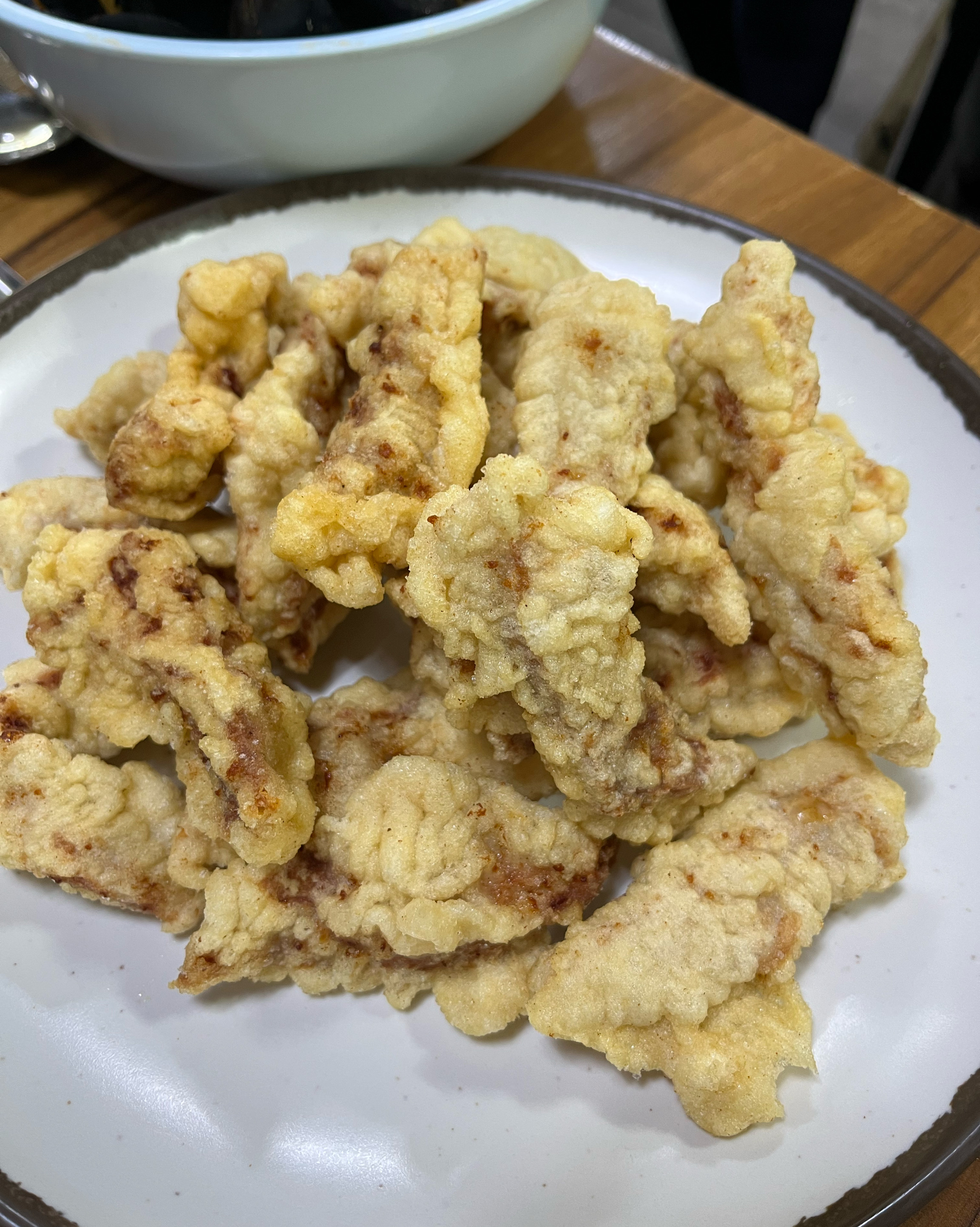 메뉴 푸짐하고 맛있어요. 특히 향신료를 많이 첨가하지 않고 해산물, 야채를 우려서 나온 국