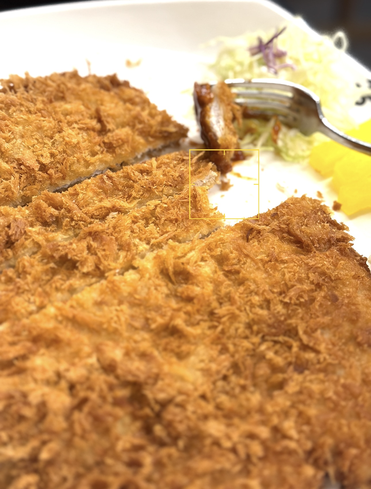 집앞이라 자주가는 홍돈입니다. 근데 오늘 돈까스 썰자마자 머리카락이 나왔어요. 저희도 장사