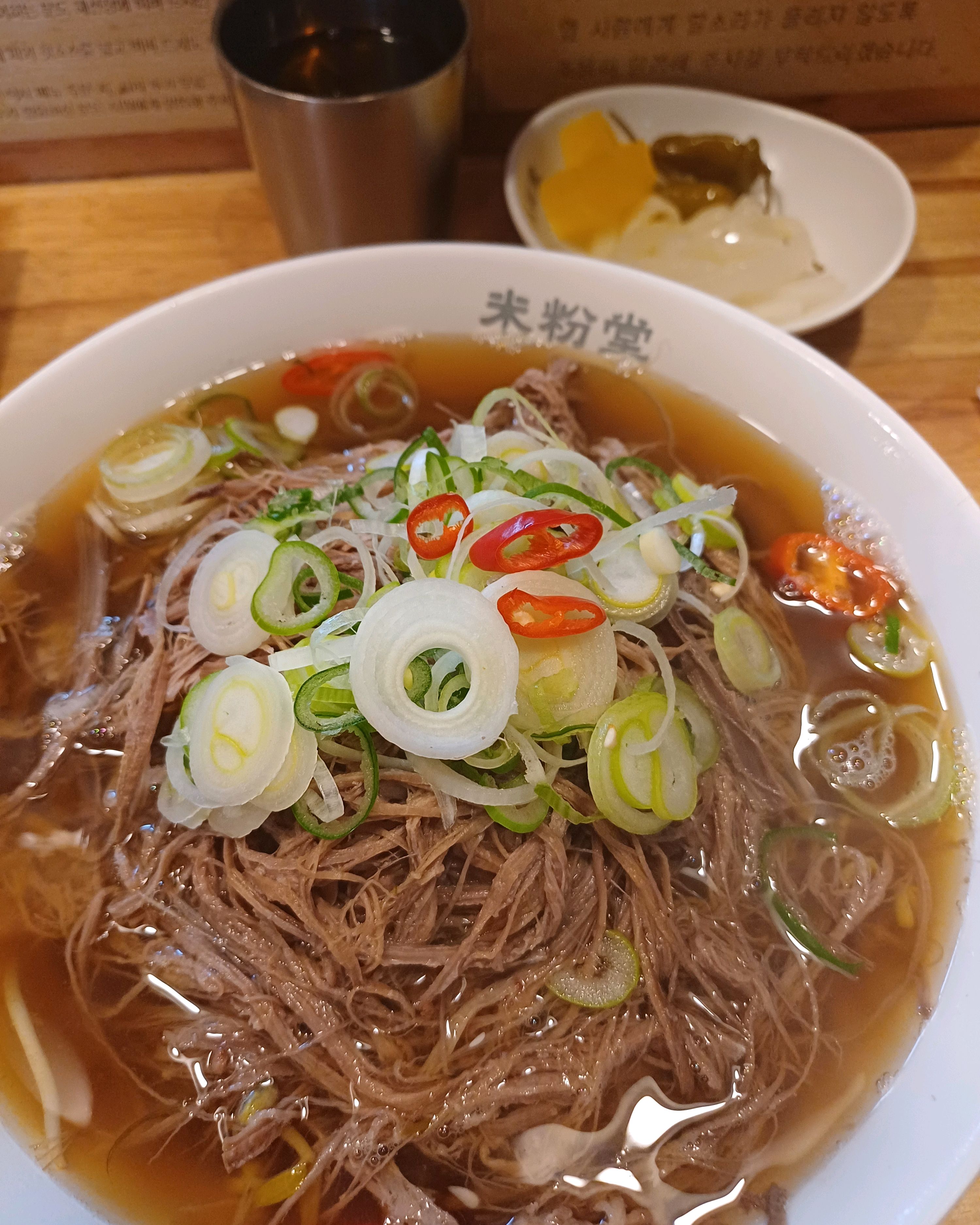 여긴 저는 혼밥하러가요 대기줄을 감수하고도 정말 추천해요. 말없이 혼자 국물의 깊이 향기