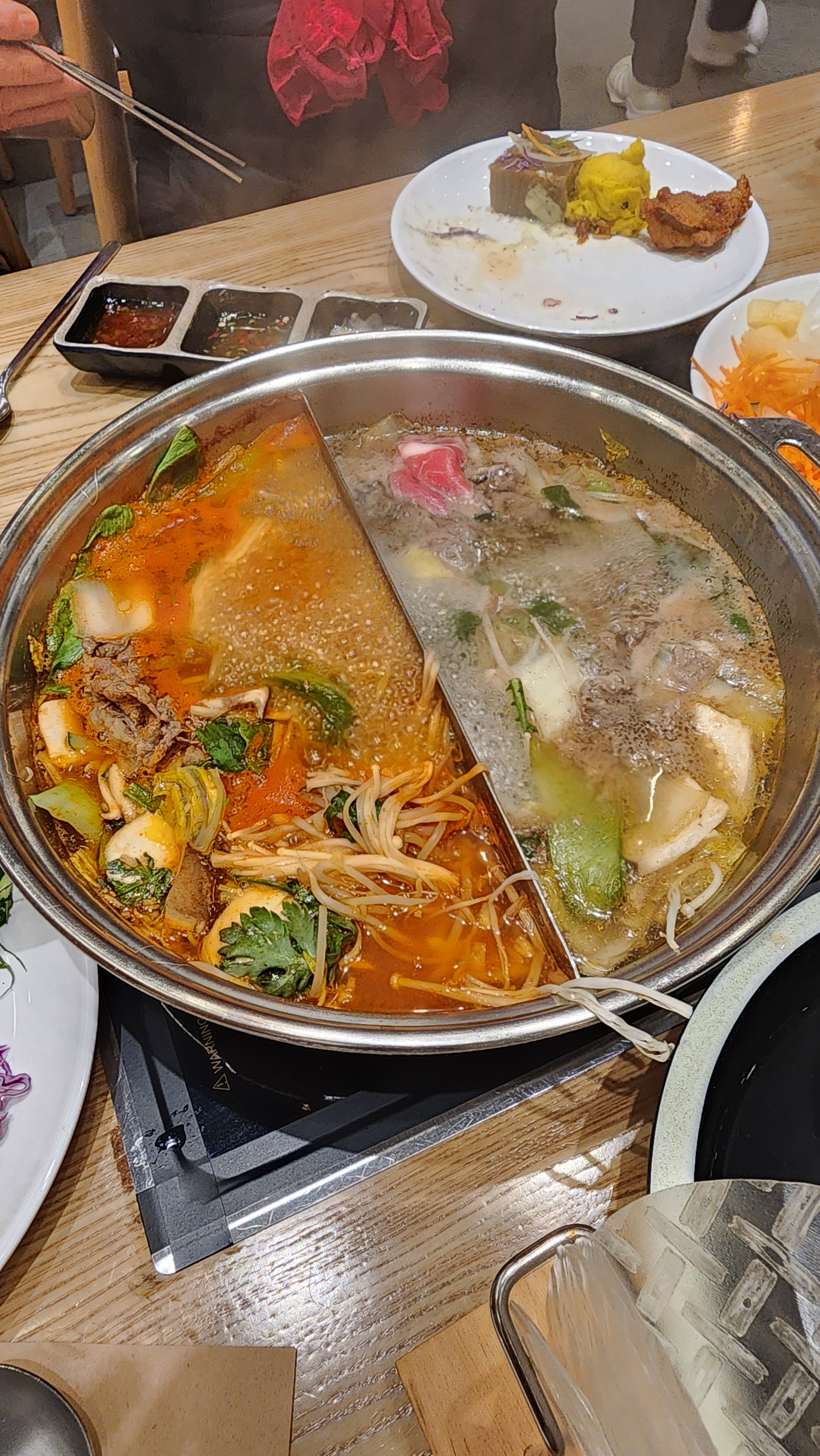 주차 찍히고 들어가는중에 딱 거따가 공사를 하고 있어서 주차장 차 넣는데만 한 20분 - 부산 동래 맛집 샤브20 동래점