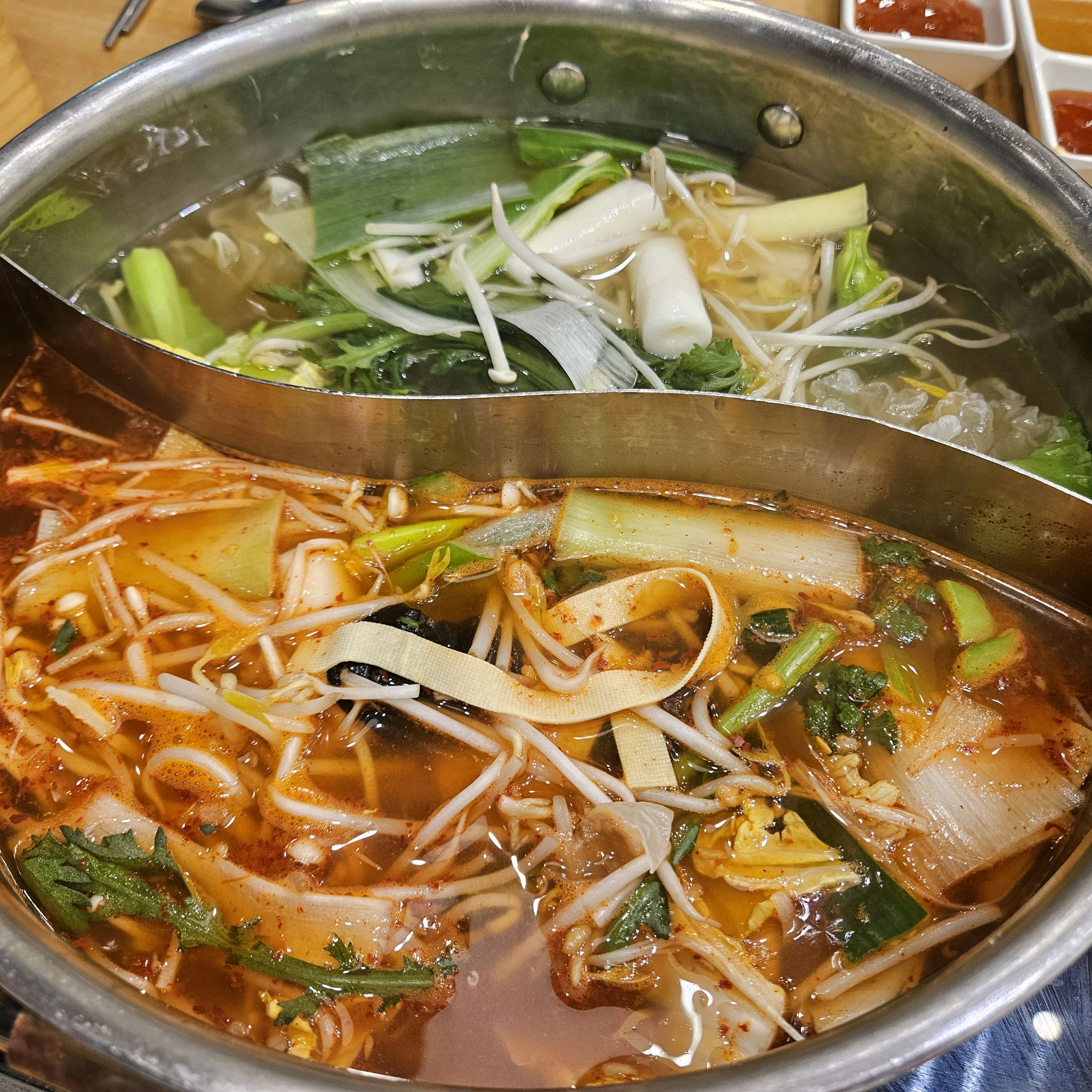 깔끔하고 환한 분위기라 더욱 좋았어요. 부족한 식재료들은 수시로 채워지고 빈그릇 수거도 빨