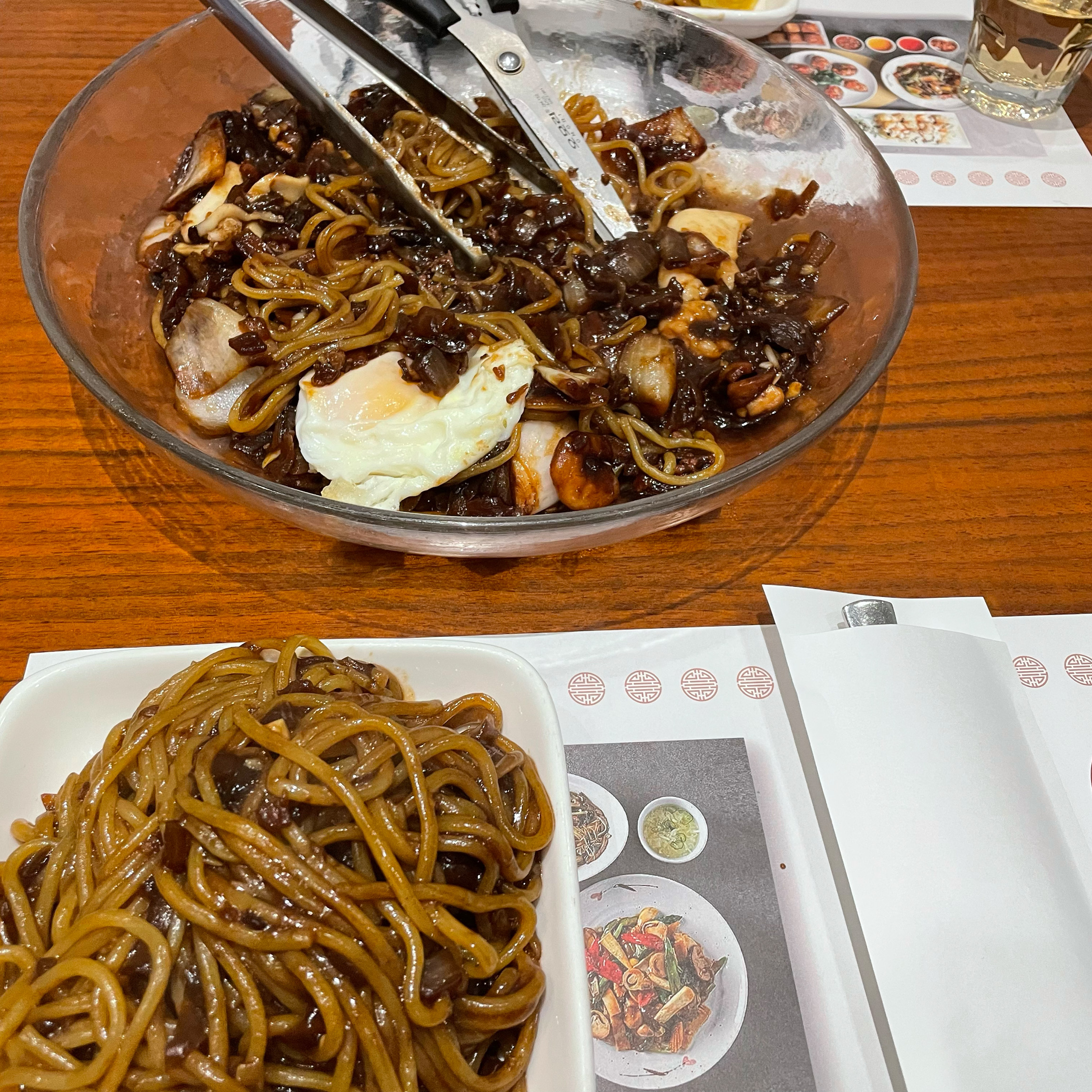 동료들이랑 왔는데 음식 너무 맛나고 깔끔해요! 쟁반짜장을 먹었는데 다음에 또 올게요! 가지