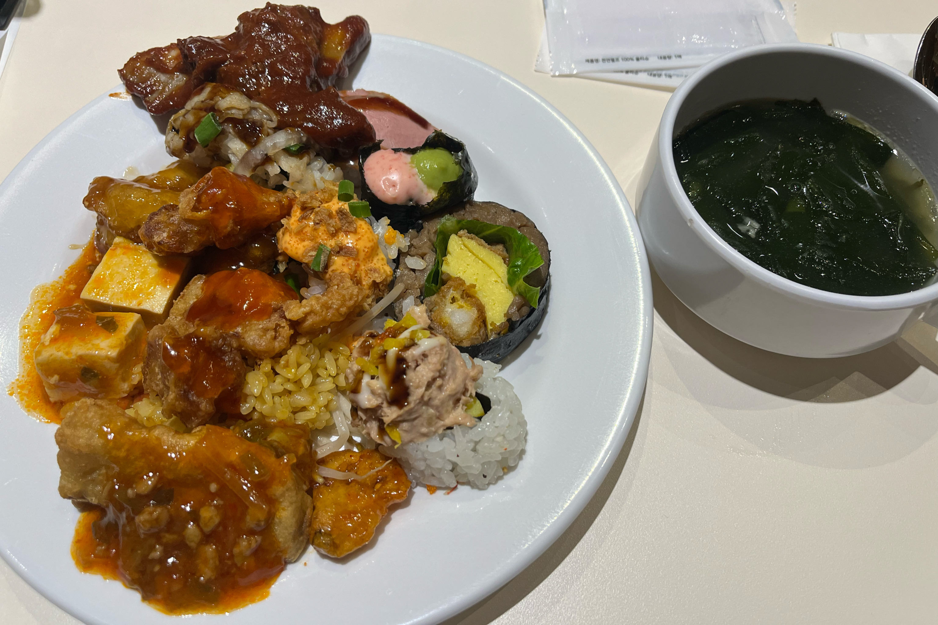 오랜만에 여러종류의 음식이 먹고 싶어서 애슐리를 찾았는데, 정말 맛있었어요! 특히 초밥류가