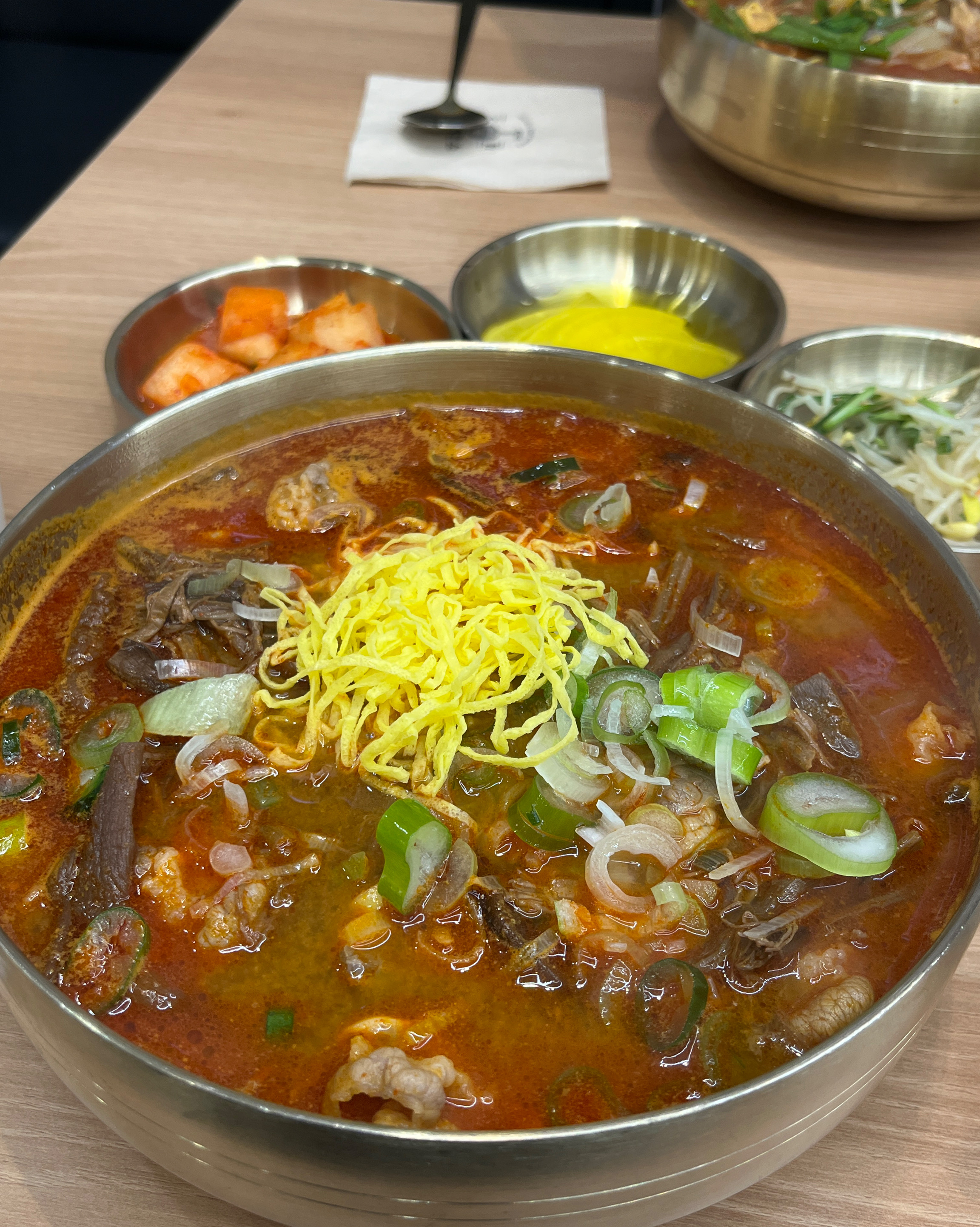리뷰 절대 안 쓰는데 너무 감동적이어서 씁니다. 만두도 슴슴하고 맛있고 무엇보다 칼국수,