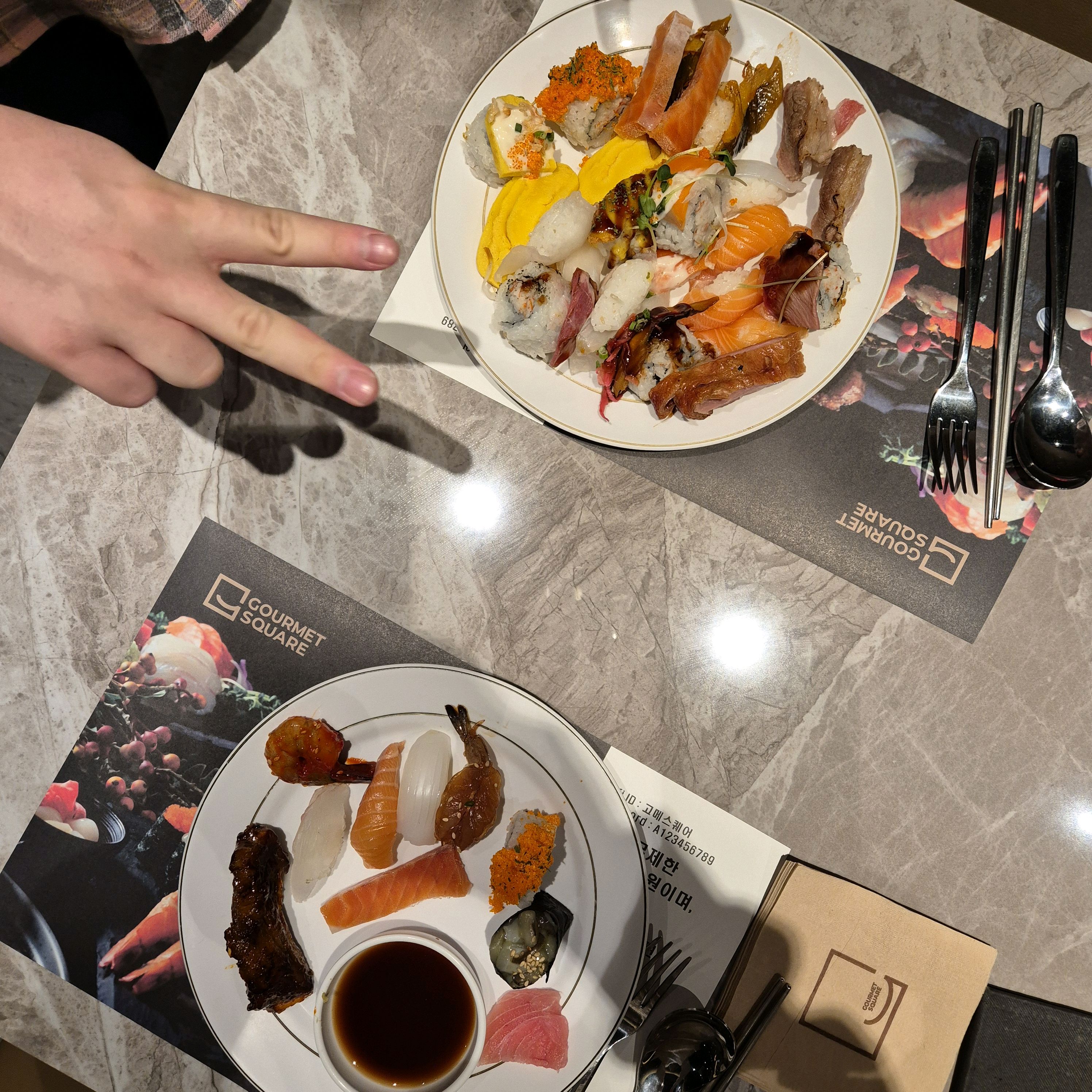 인테리어가 깔끔해서 좋았어요 디저트가 더 다양했으면 좋겠습니다! - 목포 맛집 고메스퀘어 목포점