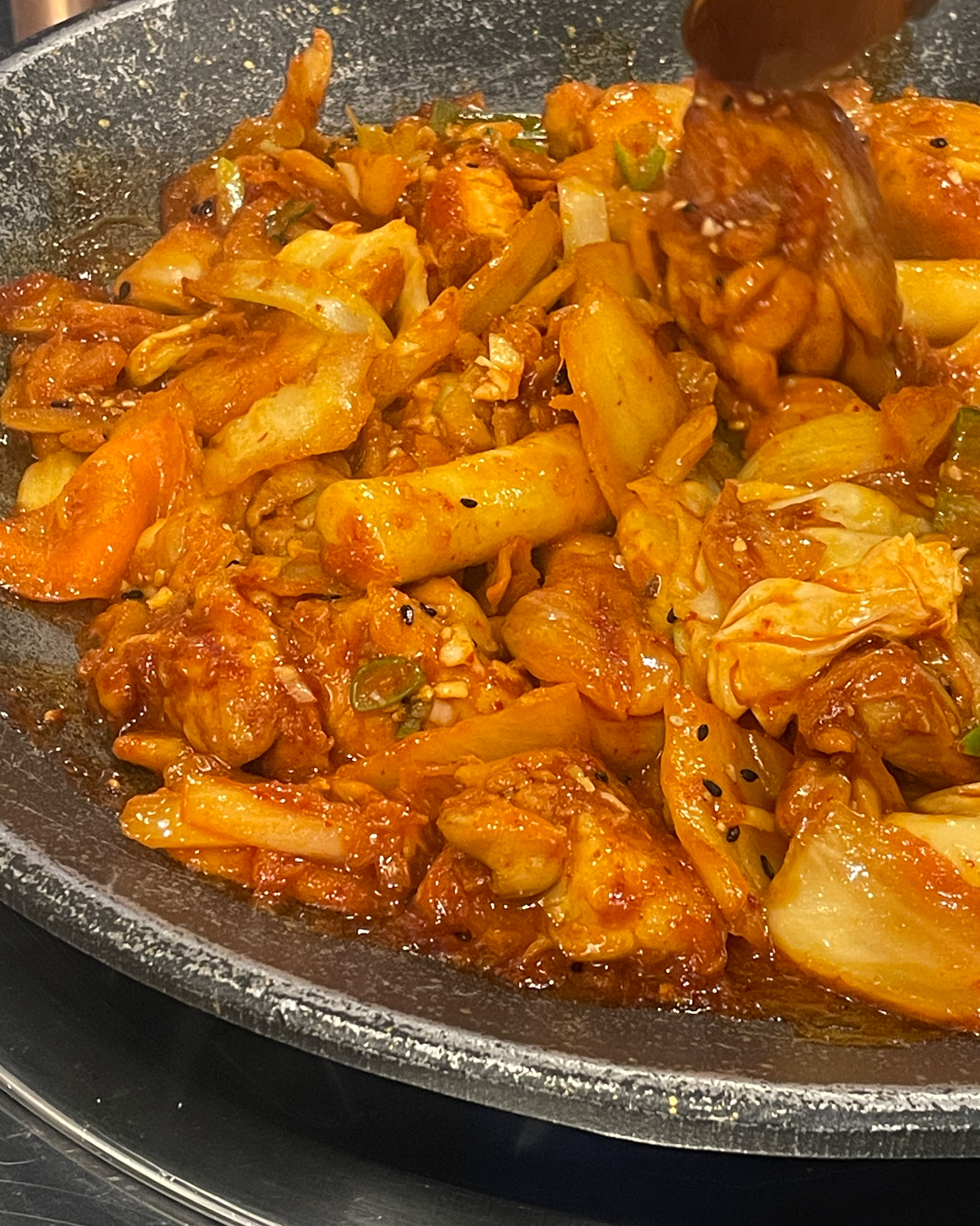 우연히 방문했는데 우선 공간이 넓어서 쾌적하고 좋아요! 닭갈비 시켰는데 고기 크기가 큼직해