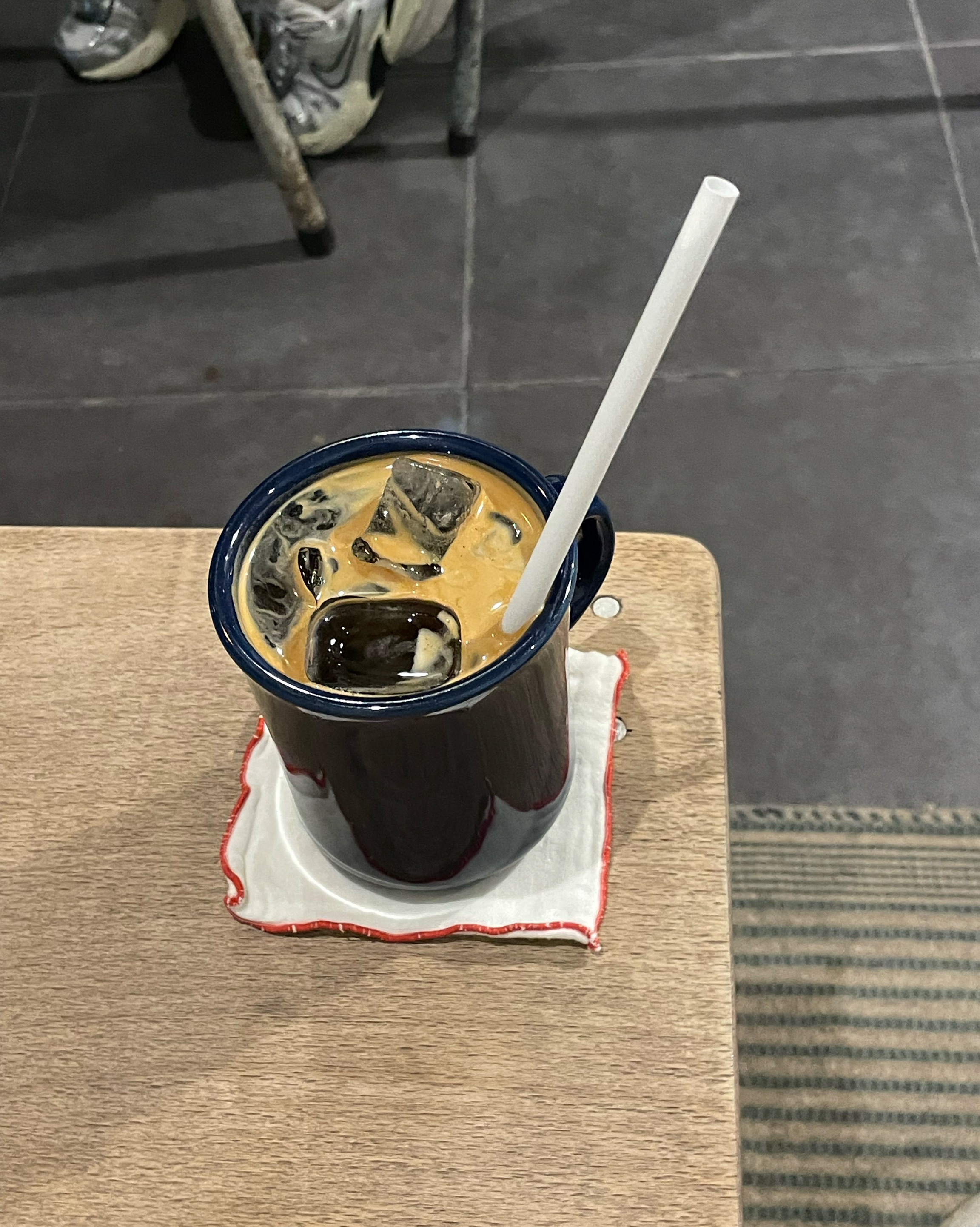 크레마가 한가득 올려져있는 아이스 아메리카노 한 번 맛보셔유.........☕️ 통창을 멍