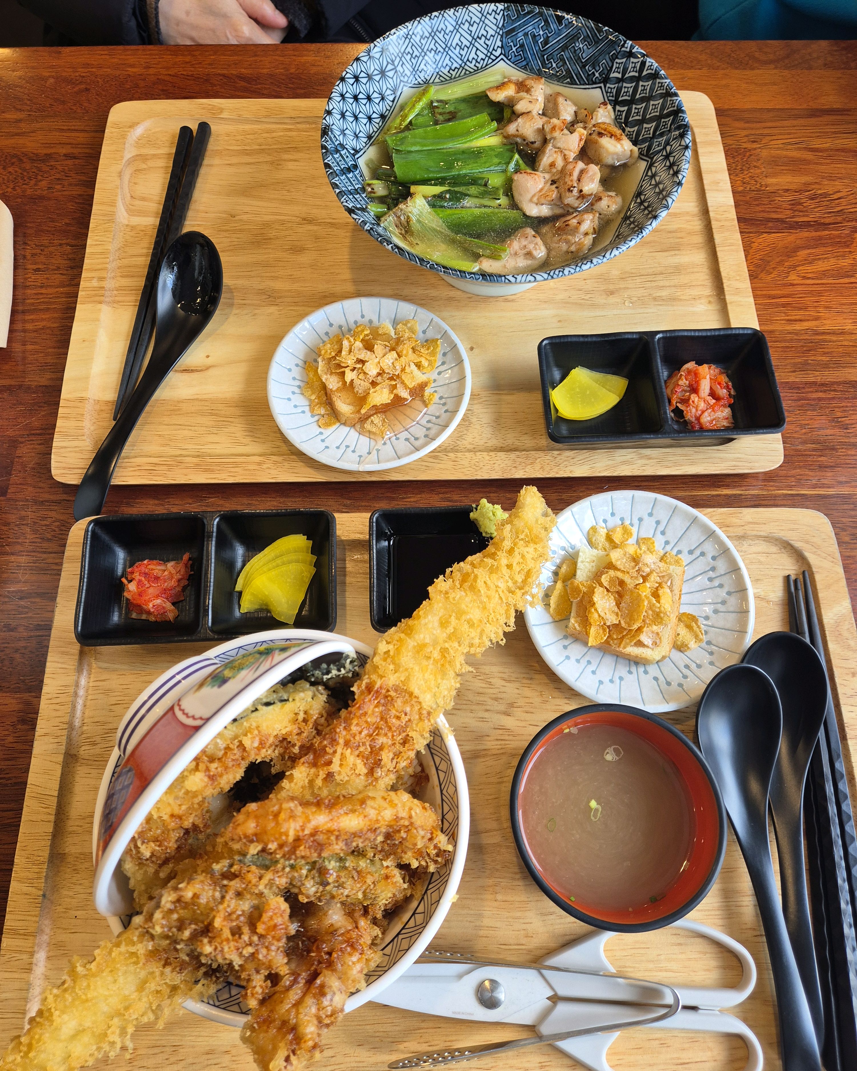 우동 최근 먹어본것중 단연코 최고에요~ 넘넘 맛있어서 흔적도 없이 비웠어요 텐동도 바삭하고