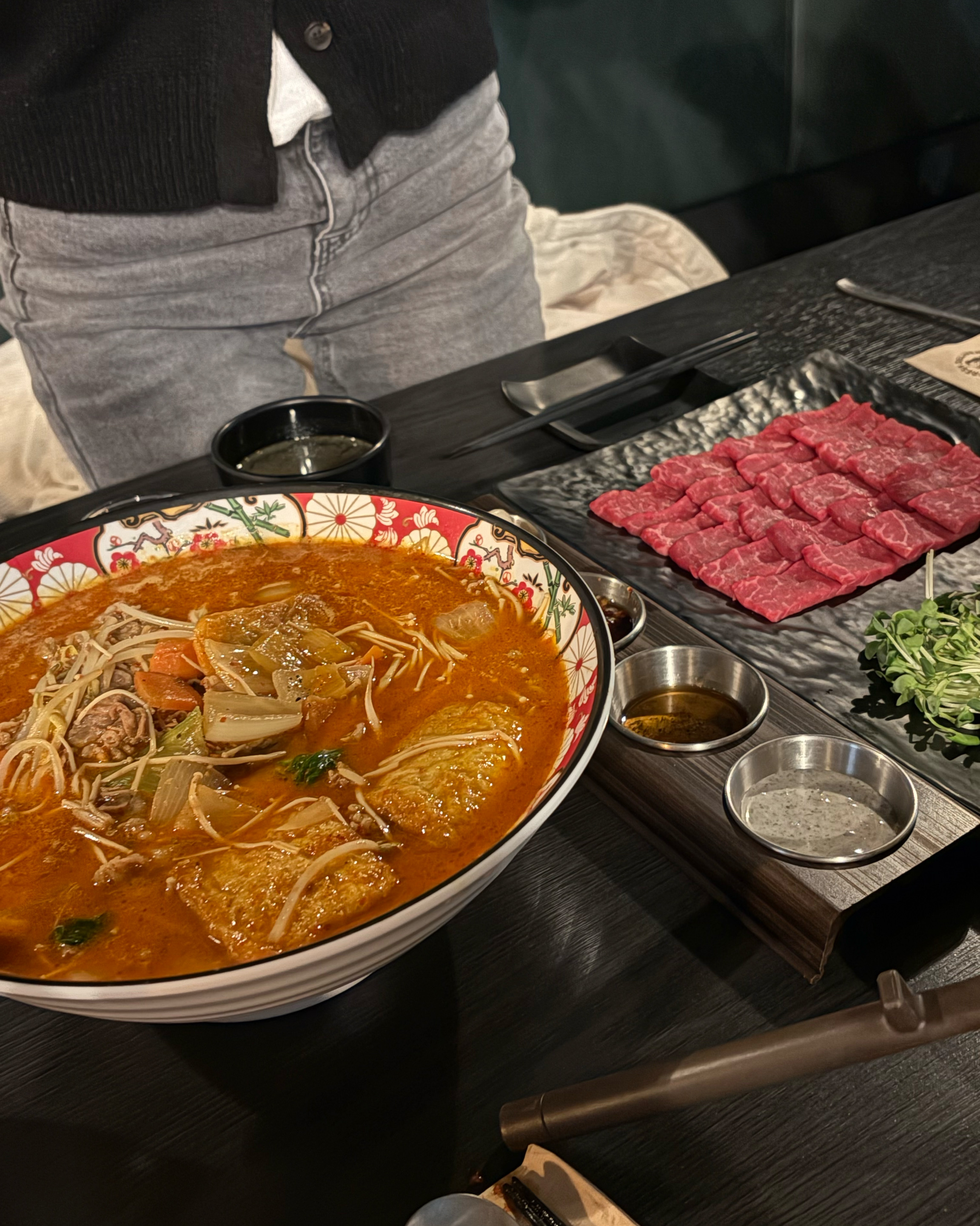 육회랑 사시미 진짜 고기맛 맛있어요 매장도 깔끔하고 넓어요 !! - 불당동 맛집 현덕육회 천안점