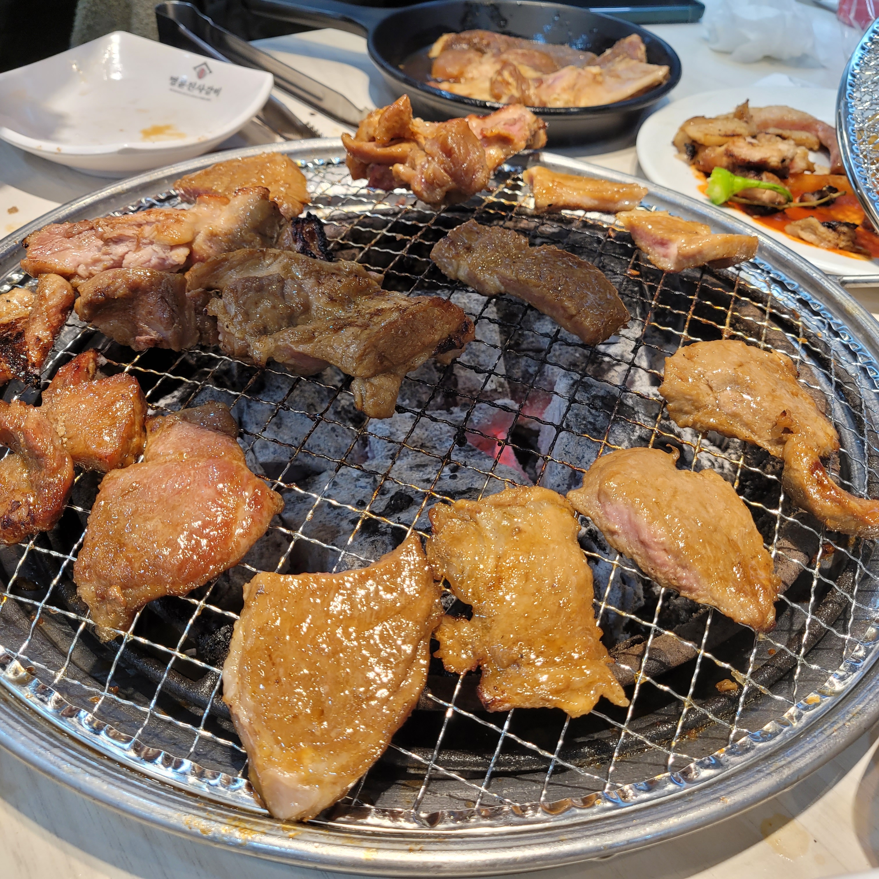 음식도 바로바로 채워주시고 친절해서 너무 좋았습니다. 불판도 계속 갈수도 있어서 훨씬 편햇