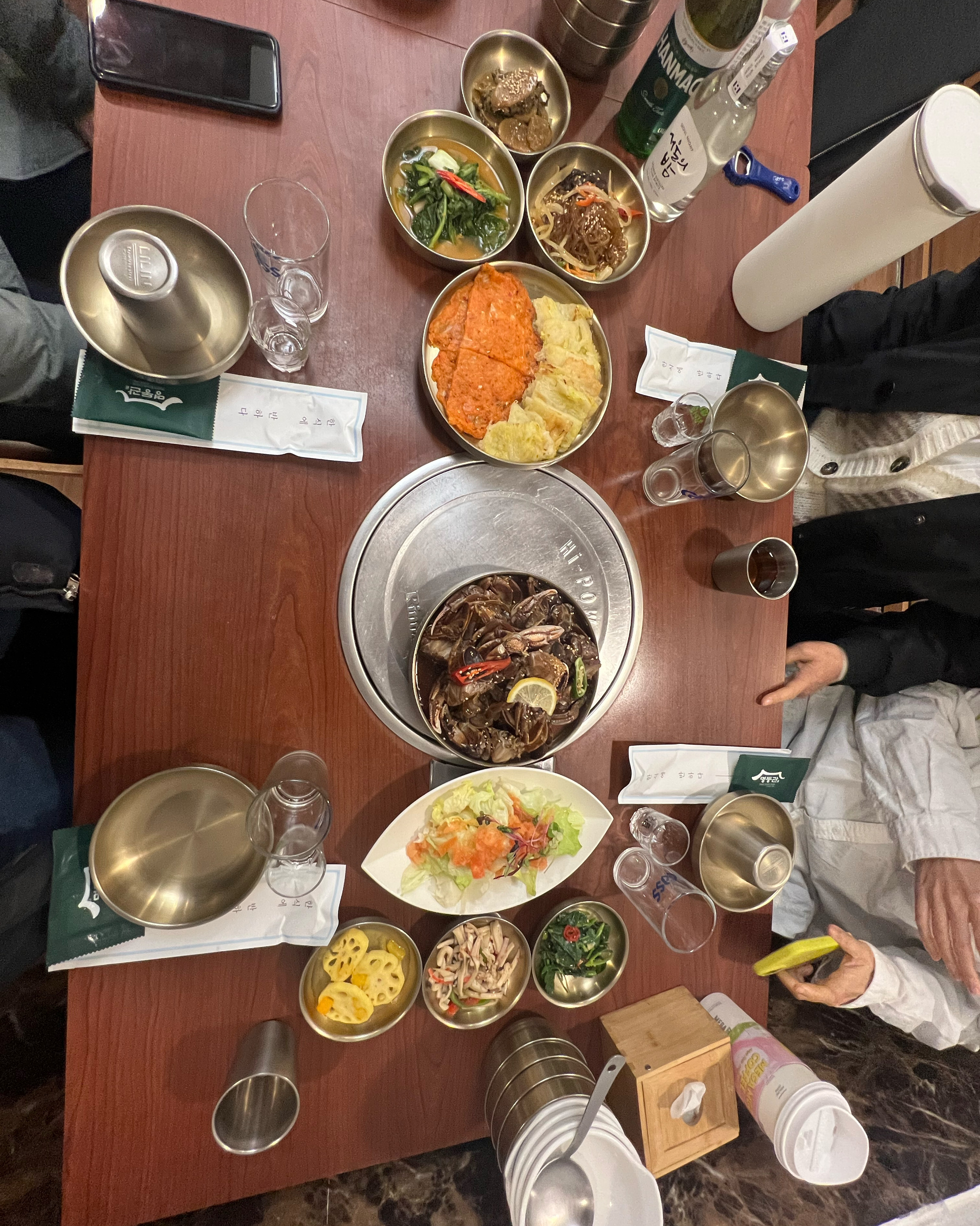 이번 방문한 식당은 한국 전통 음식을 다양하게 맛볼 수 있는 곳이었습니다. 전체적인 분위기