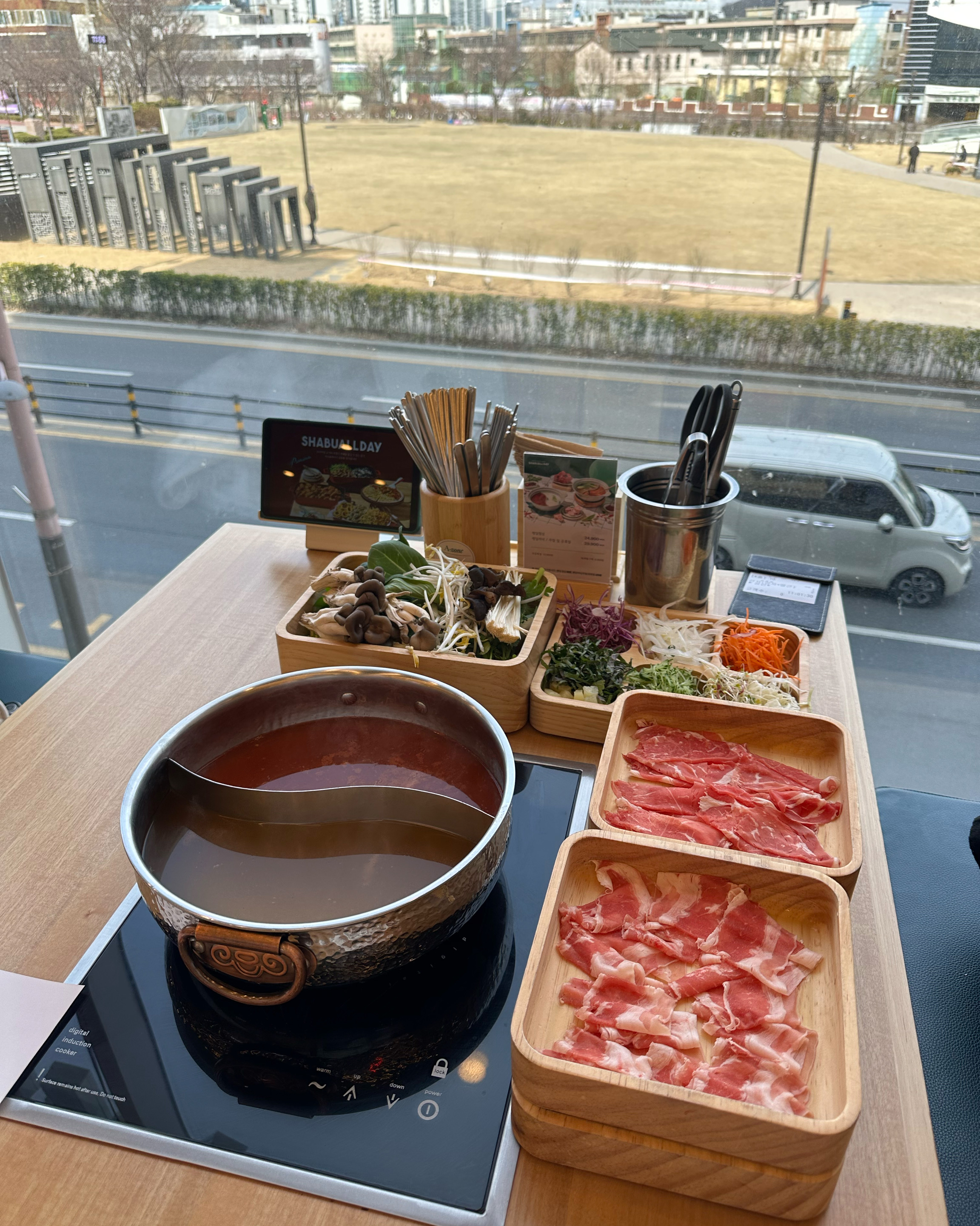 평일 런치 오픈런햐니 삼덕공원뷰 자리에 앉았어요, 샤브채소, 고기 퀄리티 좋아요~ - 안양동 맛집 샤브올데이 안양삼덕공원점