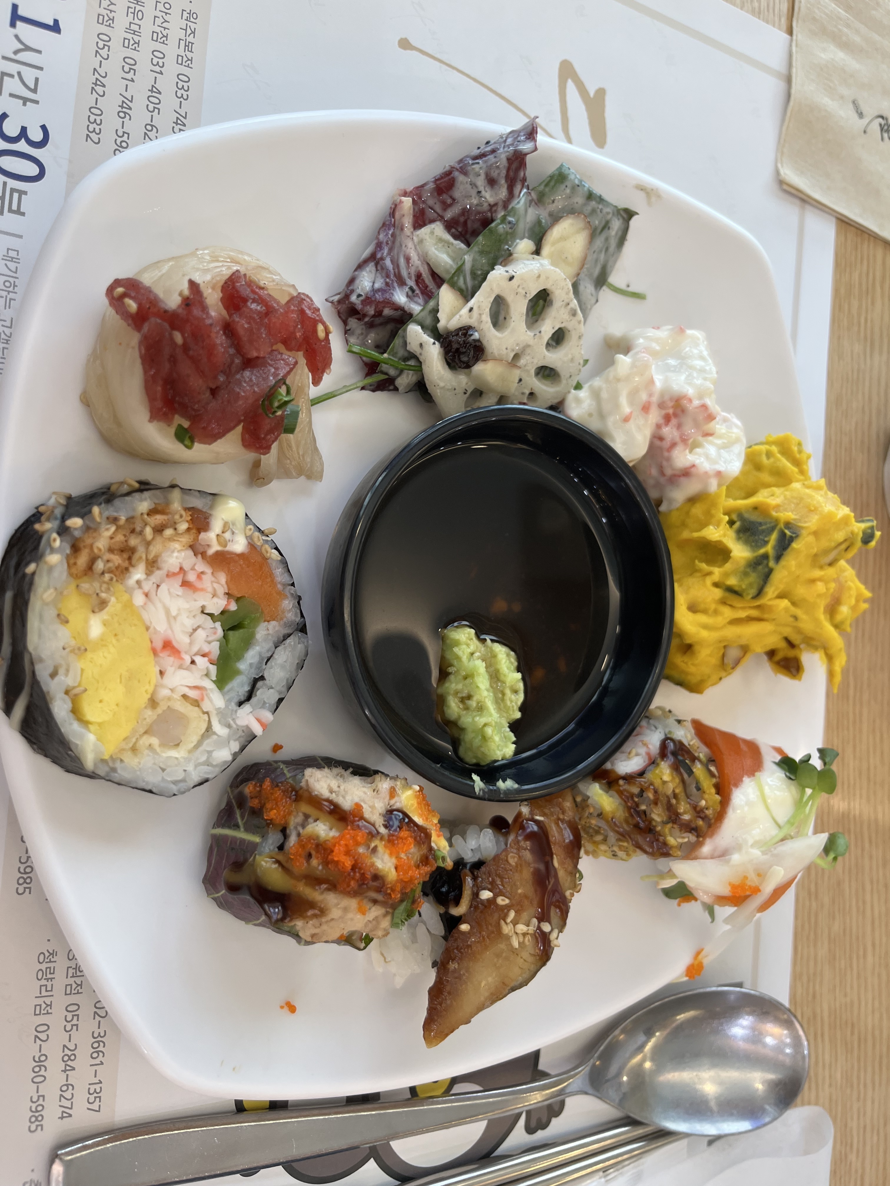 가족들이랑 점심 먹으러 왔는데 메뉴도 사람도 엄청 많았어요ㅎㅎ 다양한 메뉴 맛있게 잘 먹었