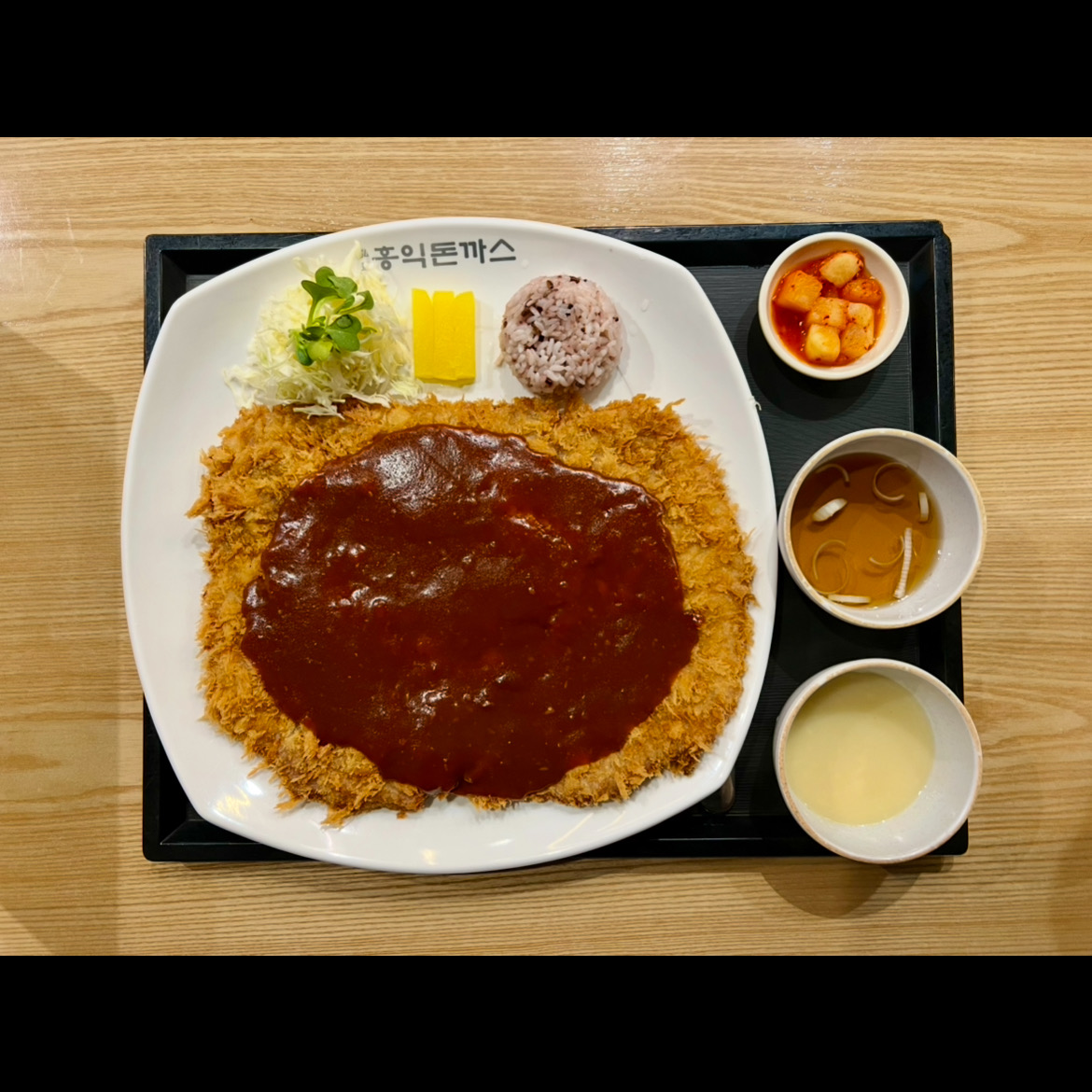 홍익돈까스 주문했어요 주문한지 한 5분도 안돼서 나왔는데 크기가 커서 놀랐어요 근데 두께가
