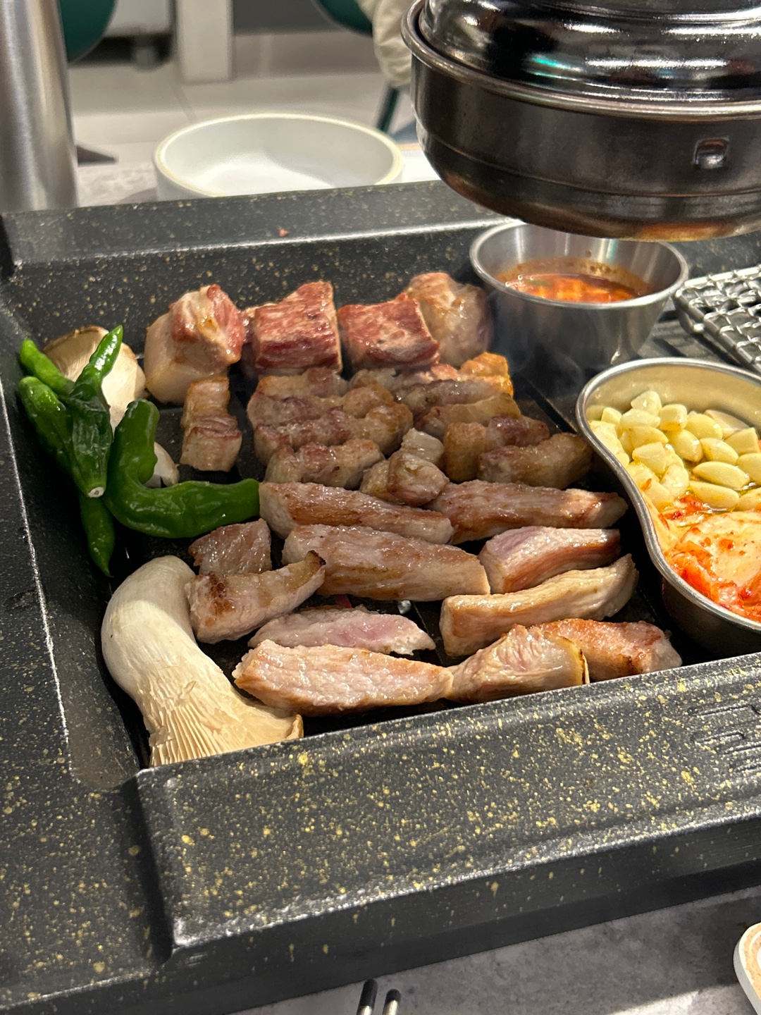 매장이 너무너무 깔끔해요! 그리고 고기도 신선하고 맛있어요! 특히 목살이 제일 맛있는거 같
