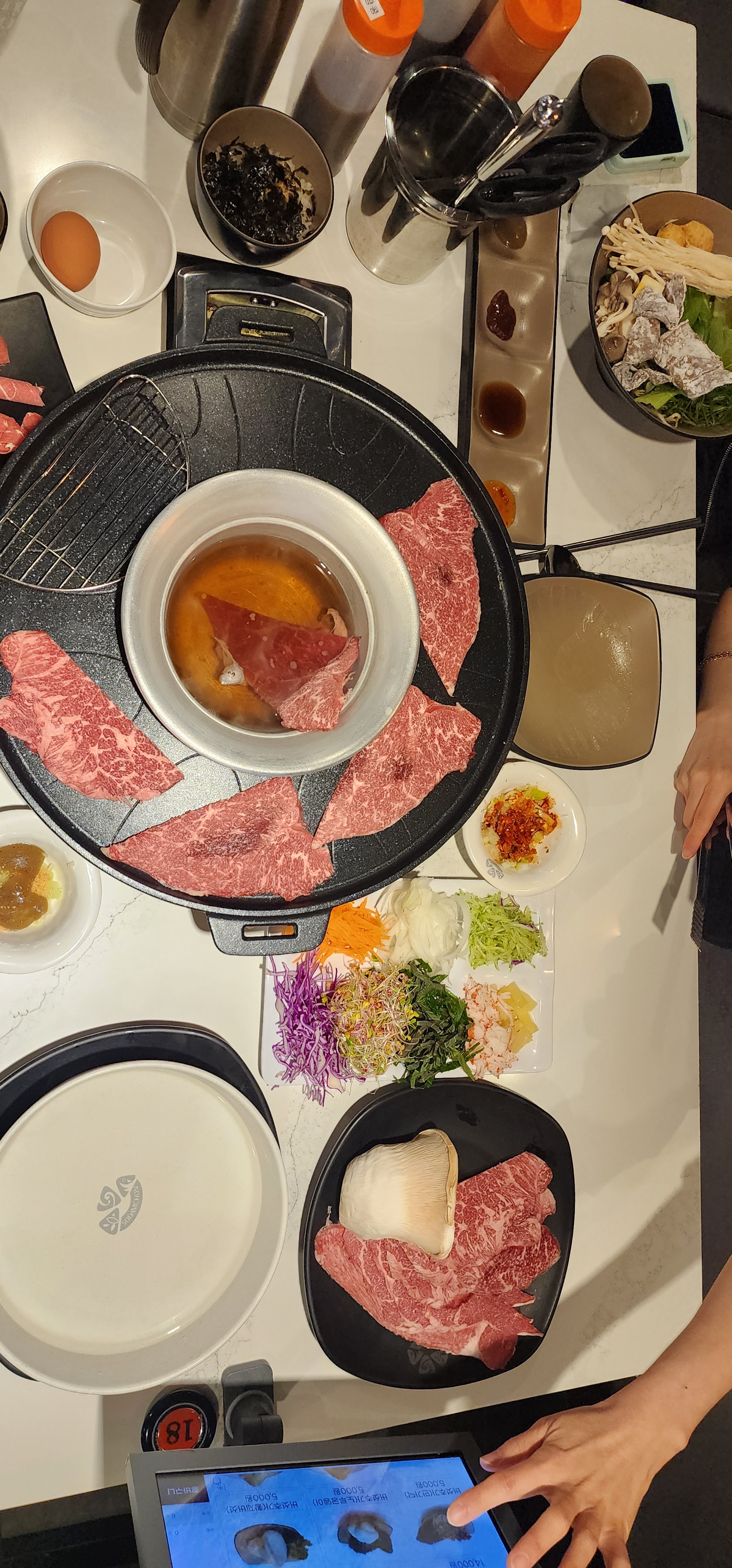 샤브샤브와 월남쌈을 같이 즐길수 있고 가성비가 좋아서 사람이 많더라구요. - 서교동 맛집 소담촌 홍대서교점