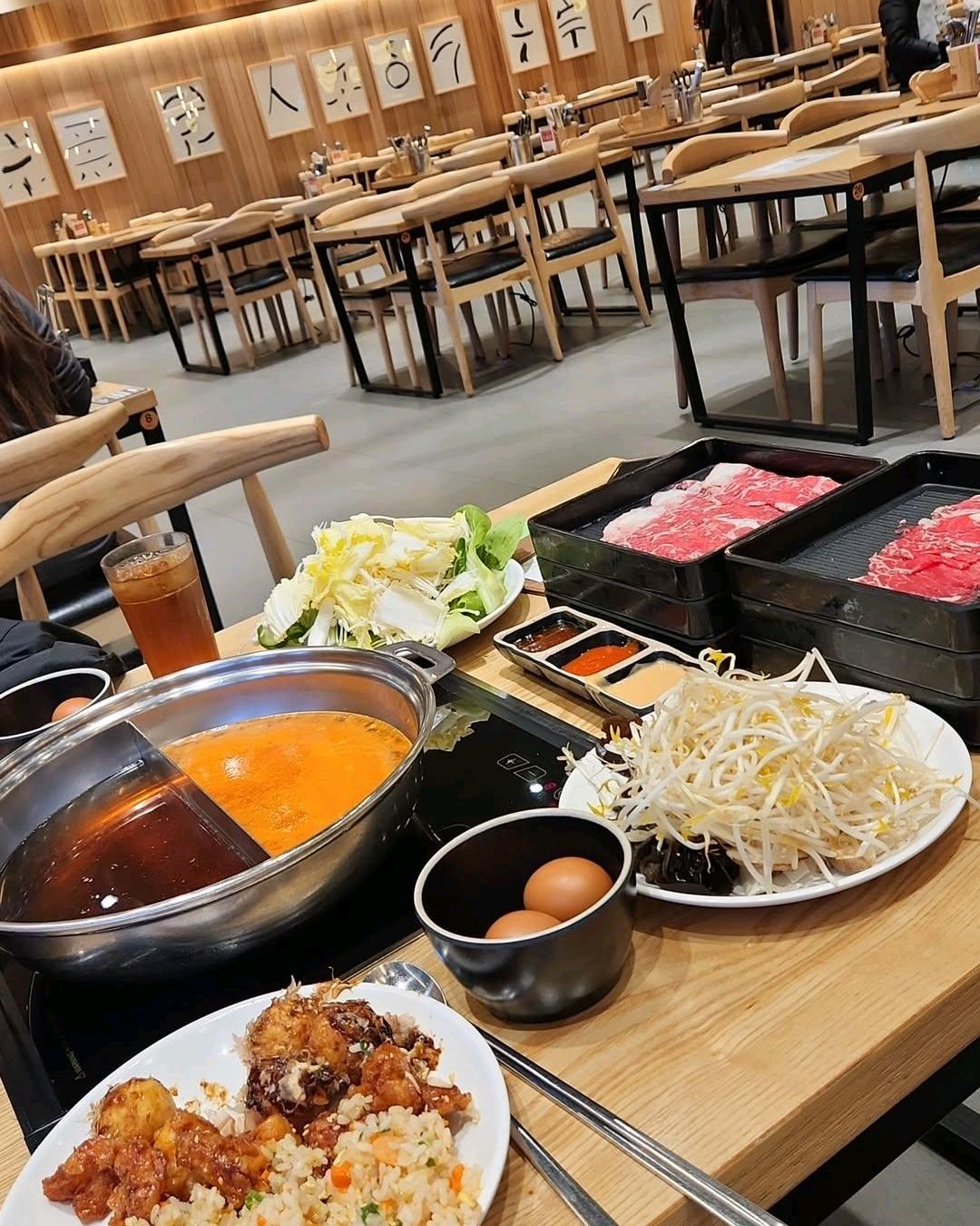 고기도 많이 나와서 기달 필요없이 바로 가져가서 먹을 수 있고 셀프바 야채 종류도 다양해서