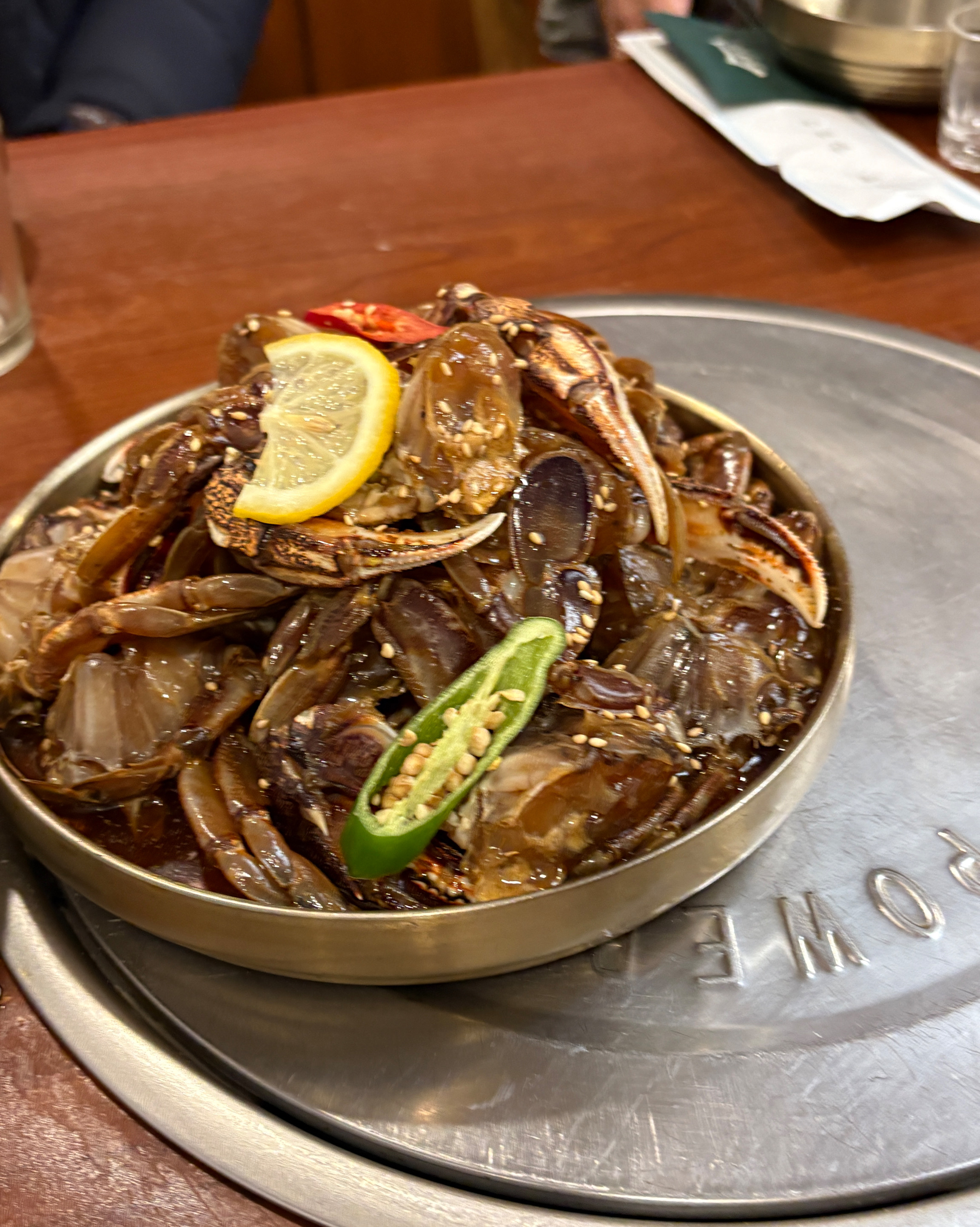 최근 명동관을 방문하여 간장게장, 칼국수, 솥밥, 잡채, 유자연근 등을 맛보았습니다. 간장